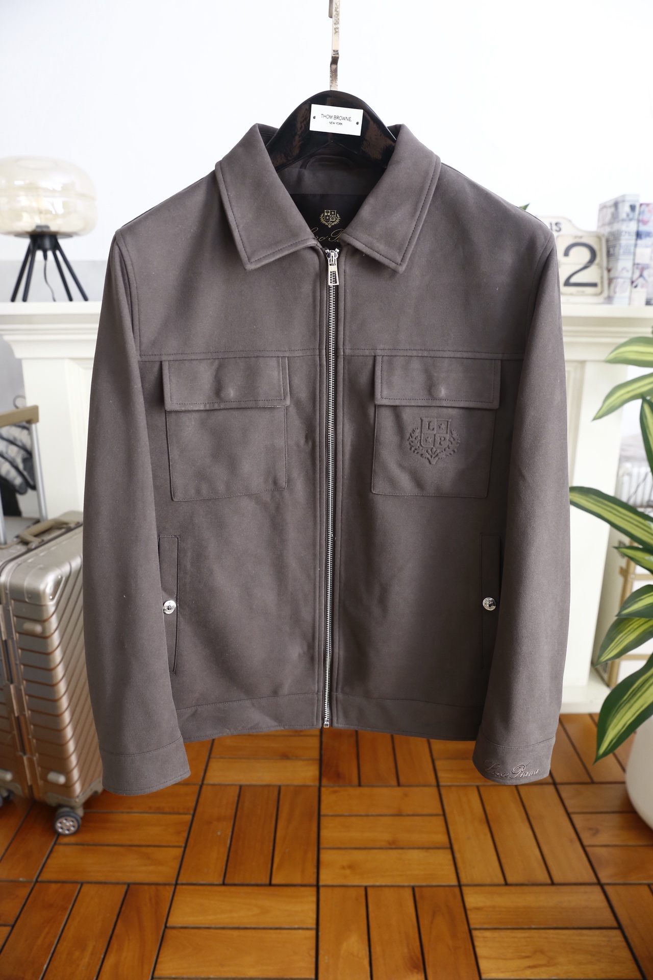 🔥lp🆕.25秋冬男士翻领夹克👍采用仿麂皮面料打造，触感柔软细腻且富有质感，具备良好的防风性与耐磨性；奢