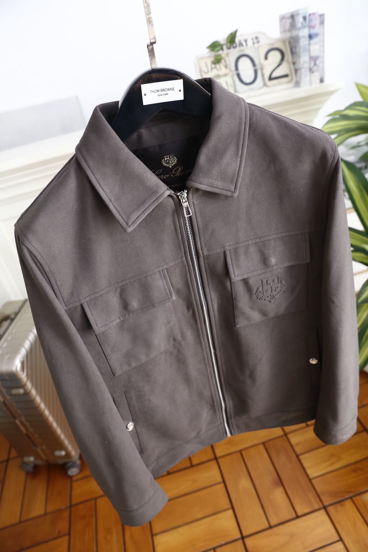 🔥lp🆕.25秋冬男士翻领夹克👍采用仿麂皮面料打造，触感柔软细腻且富有质感，具备良好的防风性与耐磨性；奢