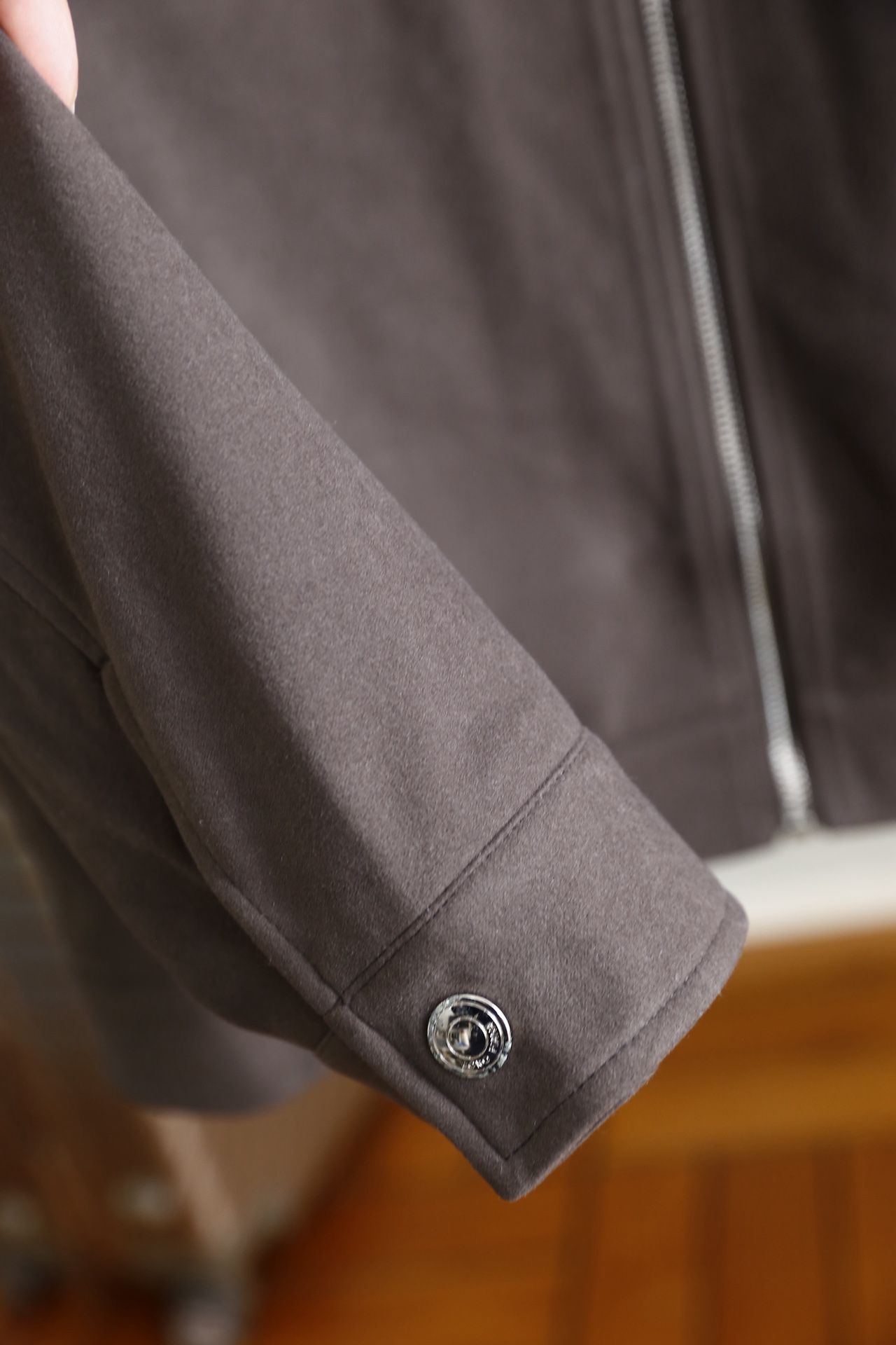 🔥lp🆕.25秋冬男士翻领夹克👍采用仿麂皮面料打造，触感柔软细腻且富有质感，具备良好的防风性与耐磨性；奢