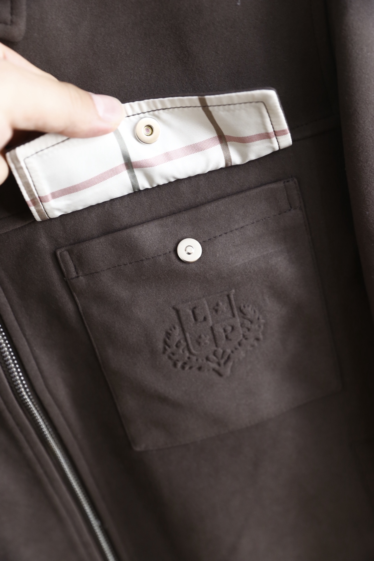 🔥lp🆕.25秋冬男士翻领夹克👍采用仿麂皮面料打造，触感柔软细腻且富有质感，具备良好的防风性与耐磨性；奢