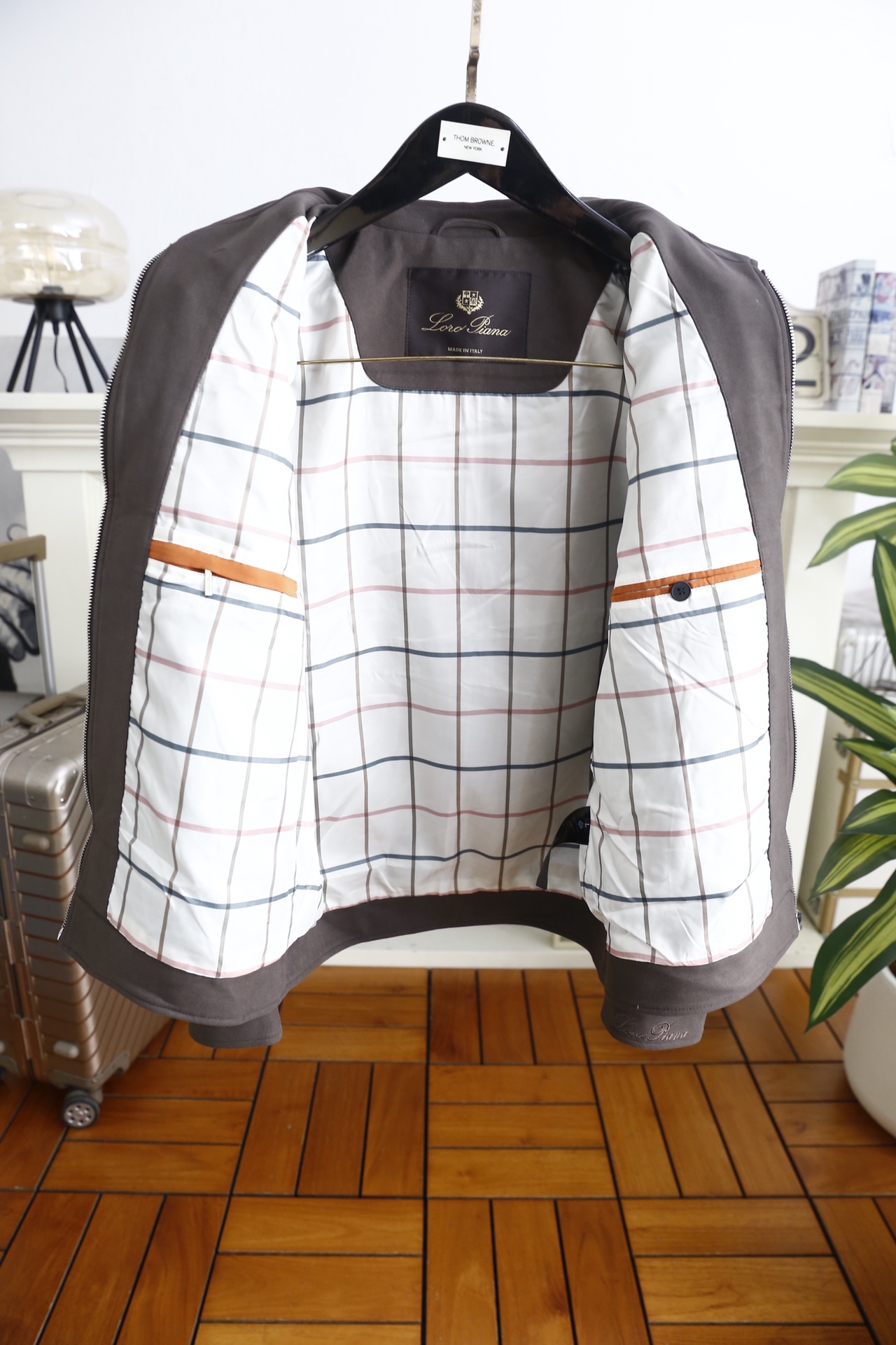 🔥lp🆕.25秋冬男士翻领夹克👍采用仿麂皮面料打造，触感柔软细腻且富有质感，具备良好的防风性与耐磨性；奢