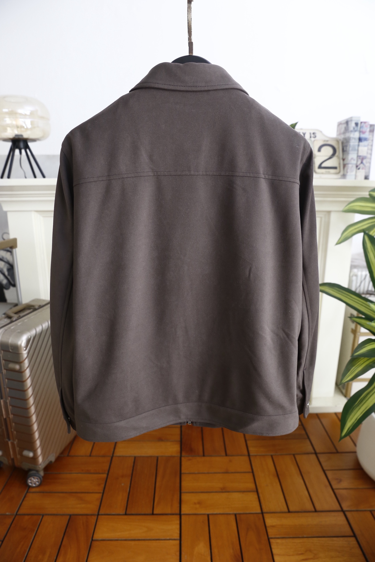 🔥lp🆕.25秋冬男士翻领夹克👍采用仿麂皮面料打造，触感柔软细腻且富有质感，具备良好的防风性与耐磨性；奢