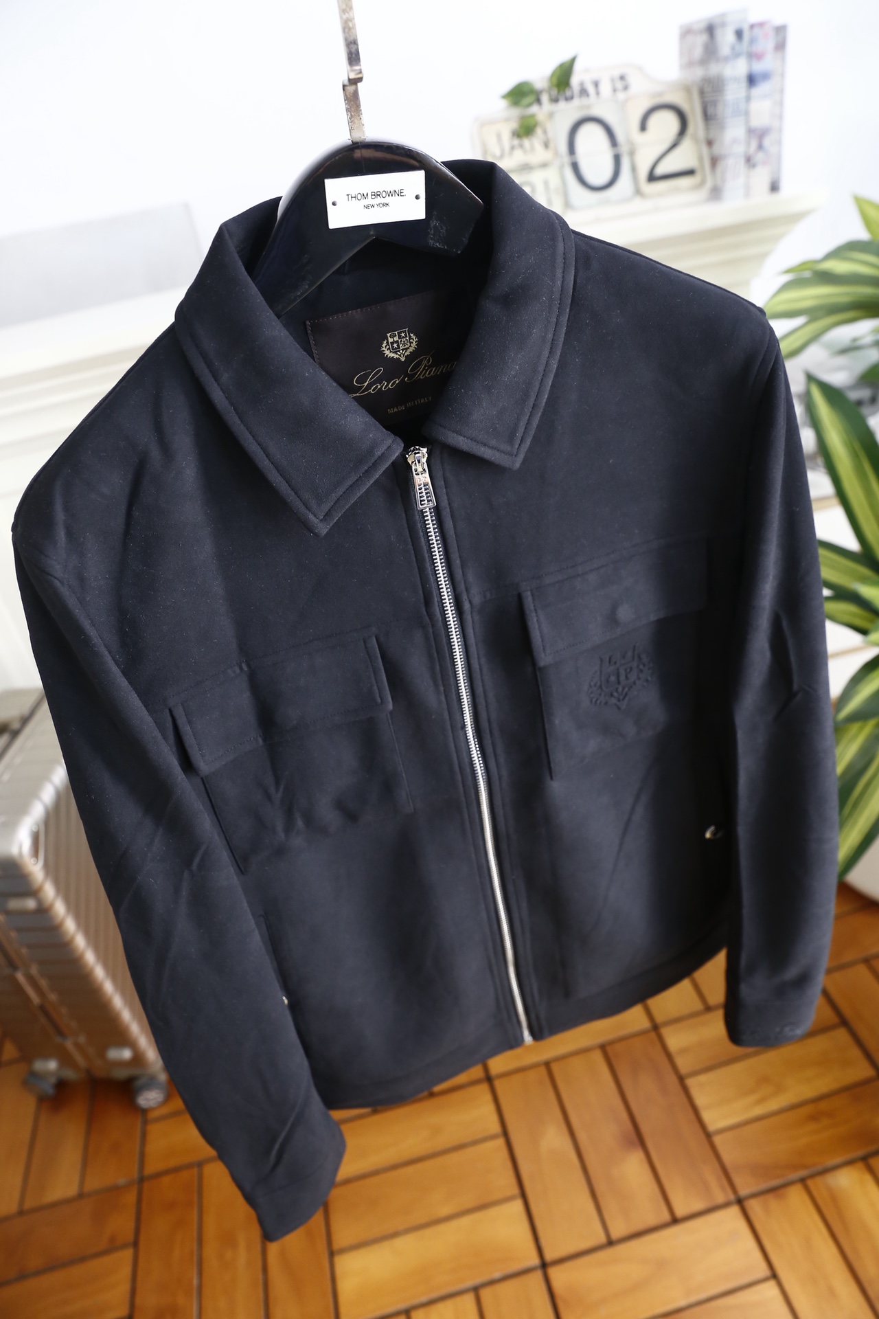 🔥lp🆕.25秋冬男士翻领夹克👍采用仿麂皮面料打造，触感柔软细腻且富有质感，具备良好的防风性与耐磨性；奢