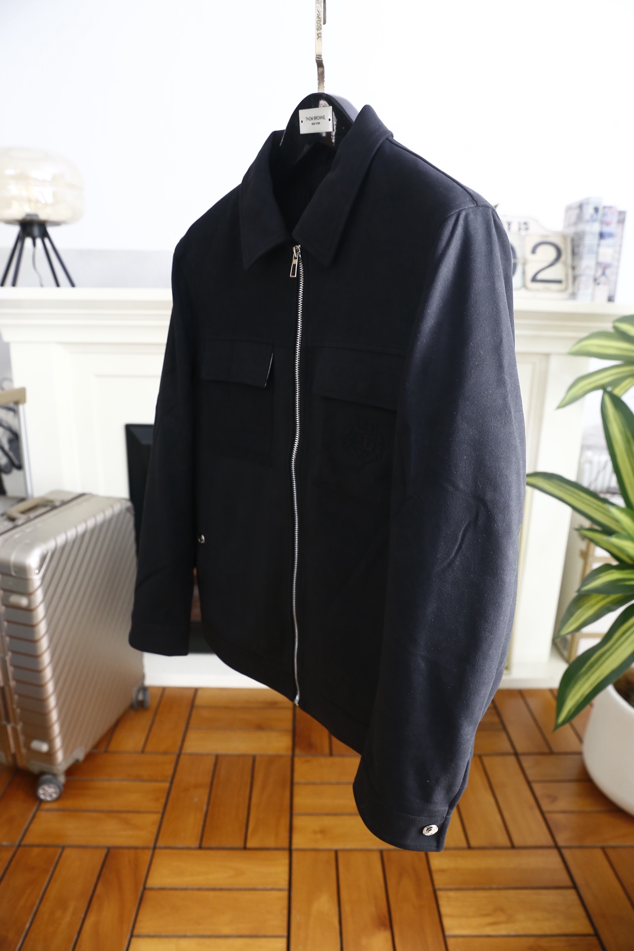 🔥lp🆕.25秋冬男士翻领夹克👍采用仿麂皮面料打造，触感柔软细腻且富有质感，具备良好的防风性与耐磨性；奢