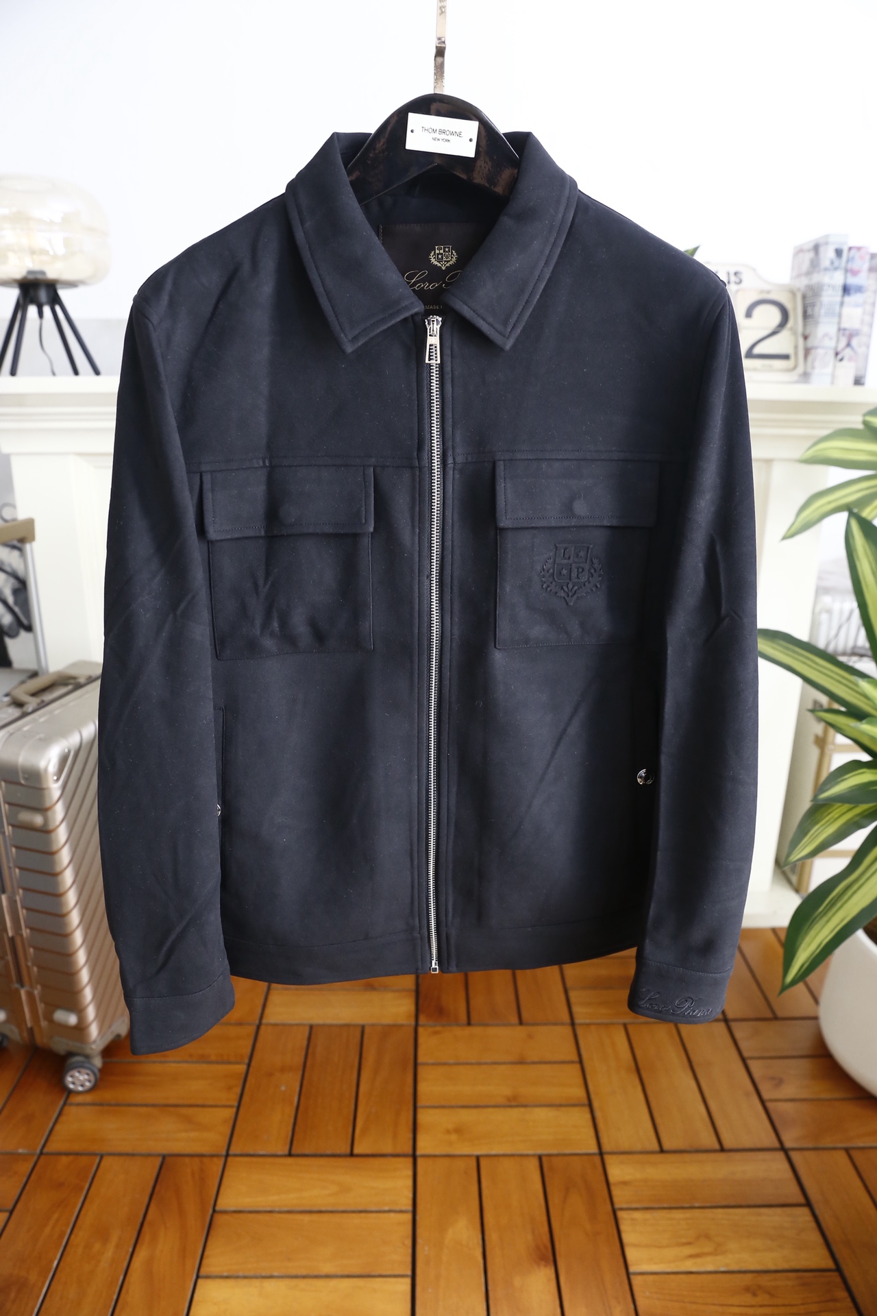 🔥lp🆕.25秋冬男士翻领夹克👍采用仿麂皮面料打造，触感柔软细腻且富有质感，具备良好的防风性与耐磨性；奢