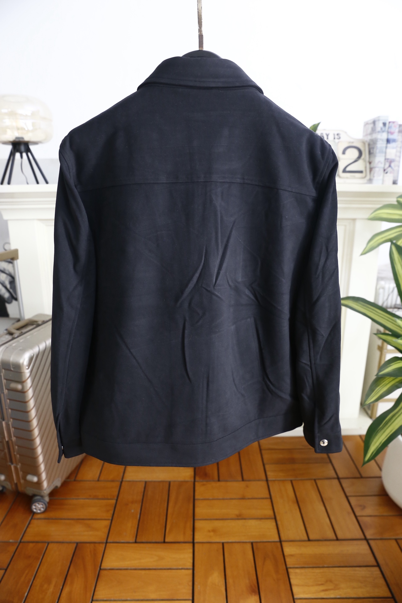 🔥lp🆕.25秋冬男士翻领夹克👍采用仿麂皮面料打造，触感柔软细腻且富有质感，具备良好的防风性与耐磨性；奢