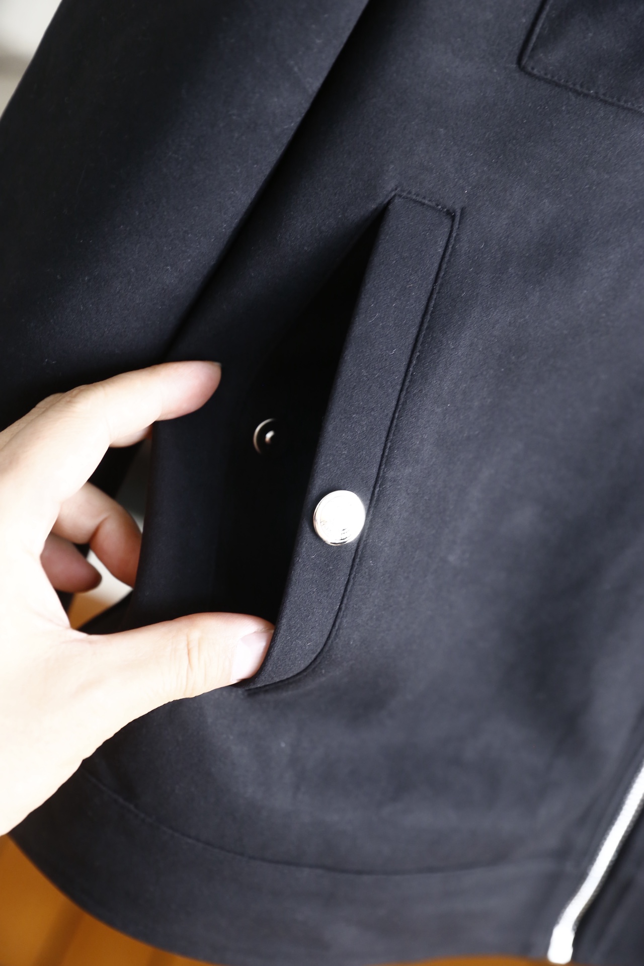 🔥lp🆕.25秋冬男士翻领夹克👍采用仿麂皮面料打造，触感柔软细腻且富有质感，具备良好的防风性与耐磨性；奢