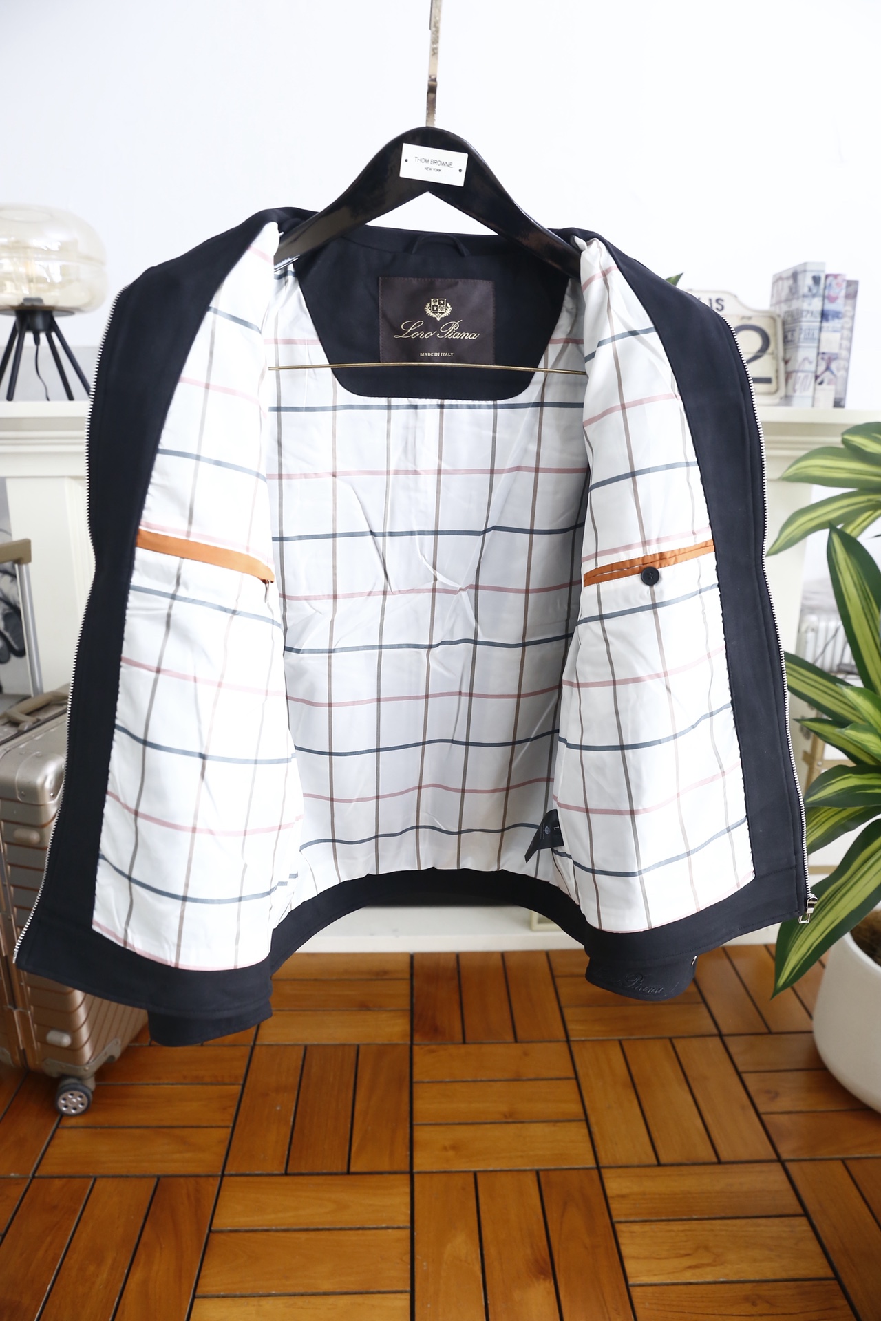 🔥lp🆕.25秋冬男士翻领夹克👍采用仿麂皮面料打造，触感柔软细腻且富有质感，具备良好的防风性与耐磨性；奢