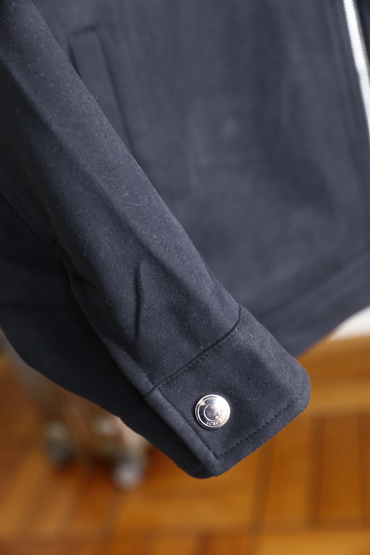 🔥lp🆕.25秋冬男士翻领夹克👍采用仿麂皮面料打造，触感柔软细腻且富有质感，具备良好的防风性与耐磨性；奢