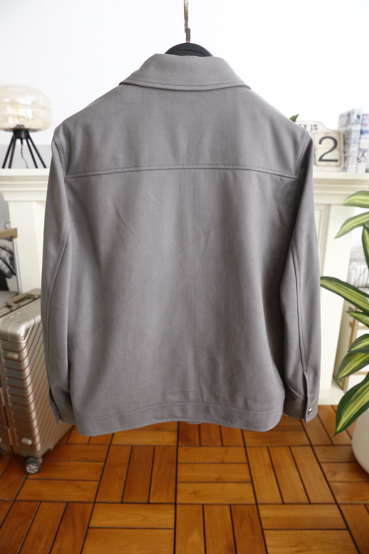 🔥lp🆕.25秋冬男士翻领夹克👍采用仿麂皮面料打造，触感柔软细腻且富有质感，具备良好的防风性与耐磨性；奢