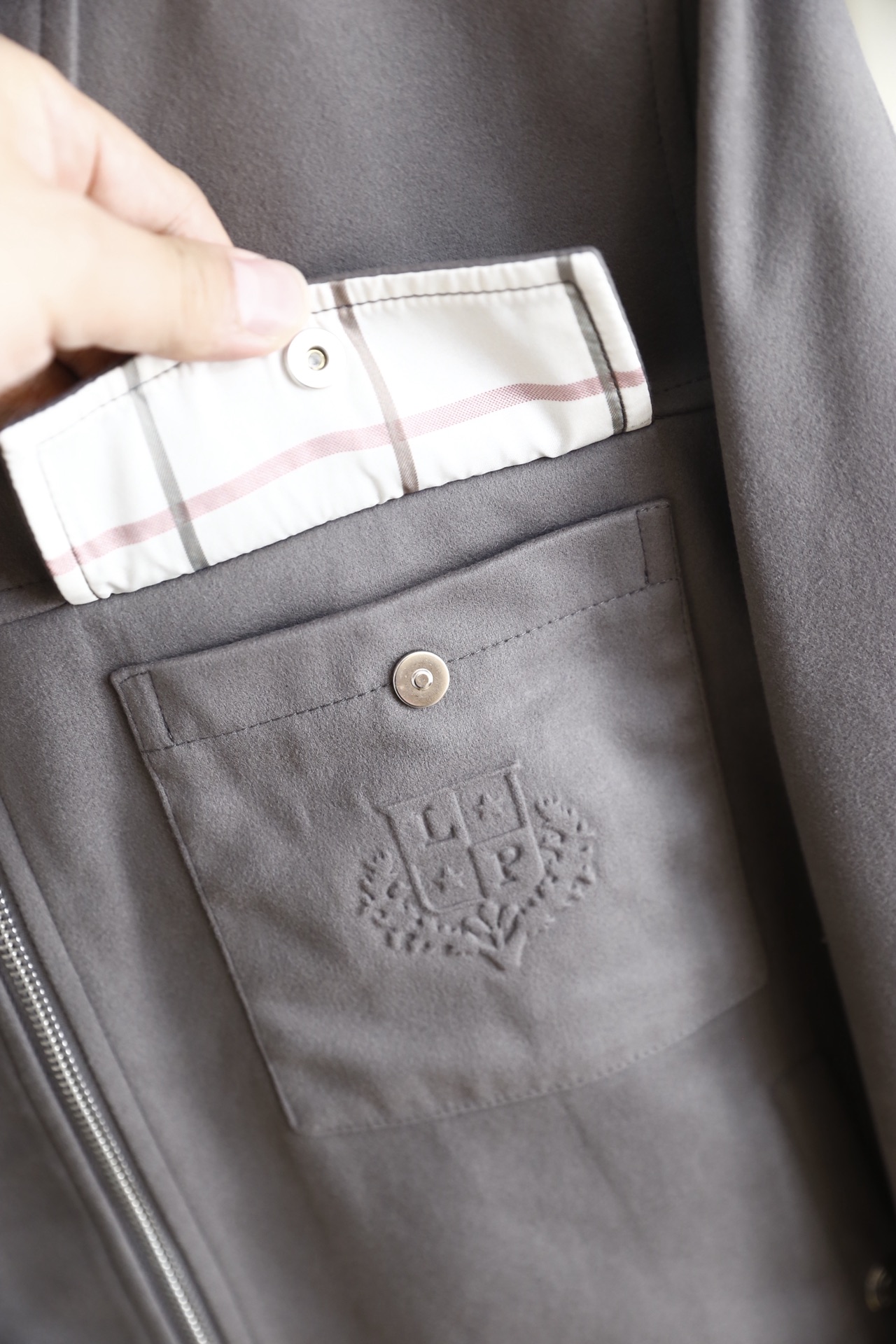 🔥lp🆕.25秋冬男士翻领夹克👍采用仿麂皮面料打造，触感柔软细腻且富有质感，具备良好的防风性与耐磨性；奢