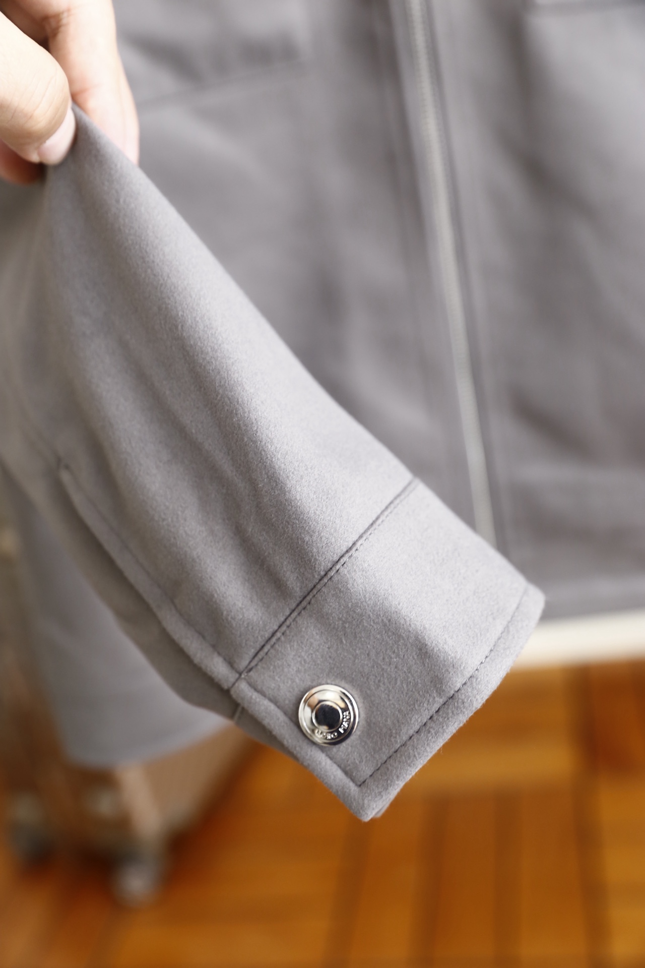 🔥lp🆕.25秋冬男士翻领夹克👍采用仿麂皮面料打造，触感柔软细腻且富有质感，具备良好的防风性与耐磨性；奢