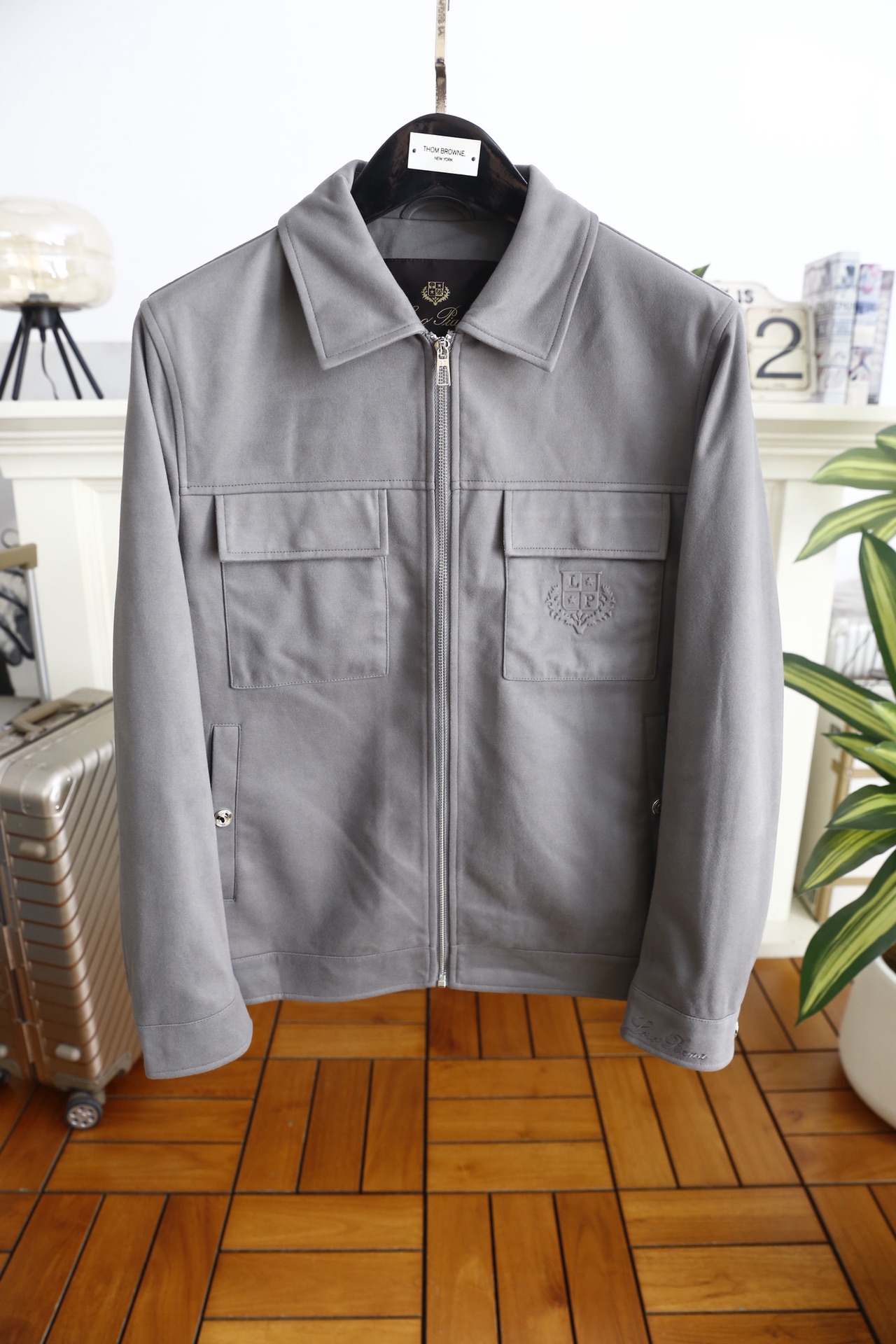 🔥lp🆕.25秋冬男士翻领夹克👍采用仿麂皮面料打造，触感柔软细腻且富有质感，具备良好的防风性与耐磨性；奢