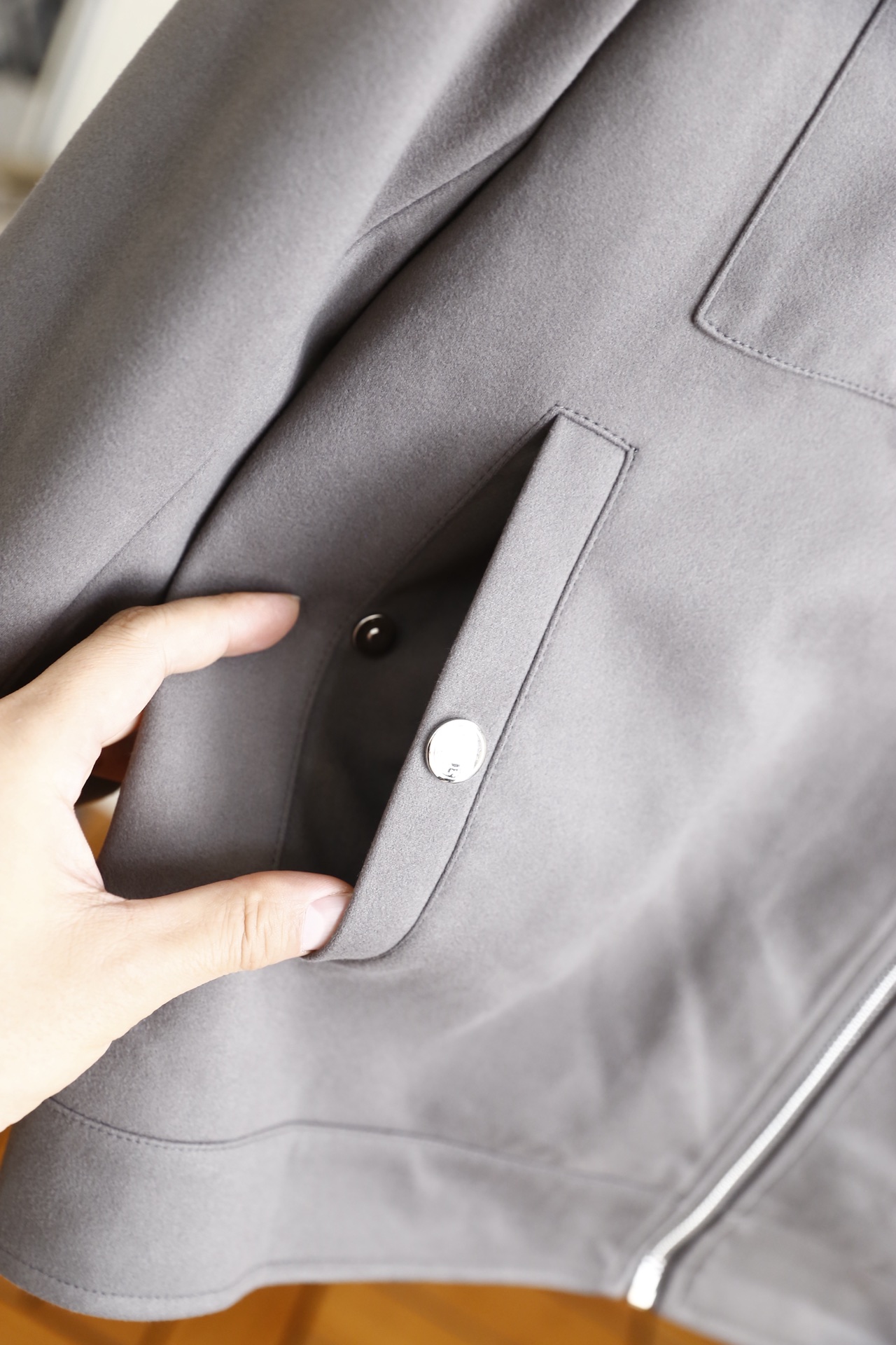 🔥lp🆕.25秋冬男士翻领夹克👍采用仿麂皮面料打造，触感柔软细腻且富有质感，具备良好的防风性与耐磨性；奢