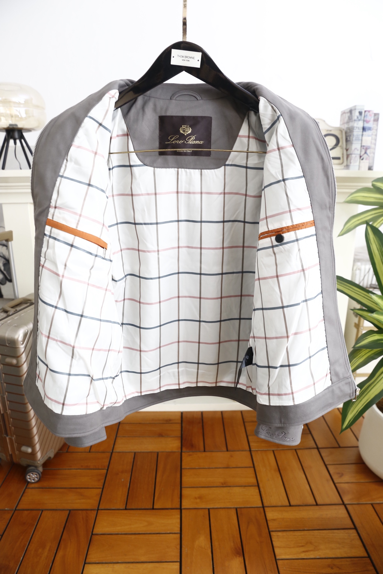 🔥lp🆕.25秋冬男士翻领夹克👍采用仿麂皮面料打造，触感柔软细腻且富有质感，具备良好的防风性与耐磨性；奢