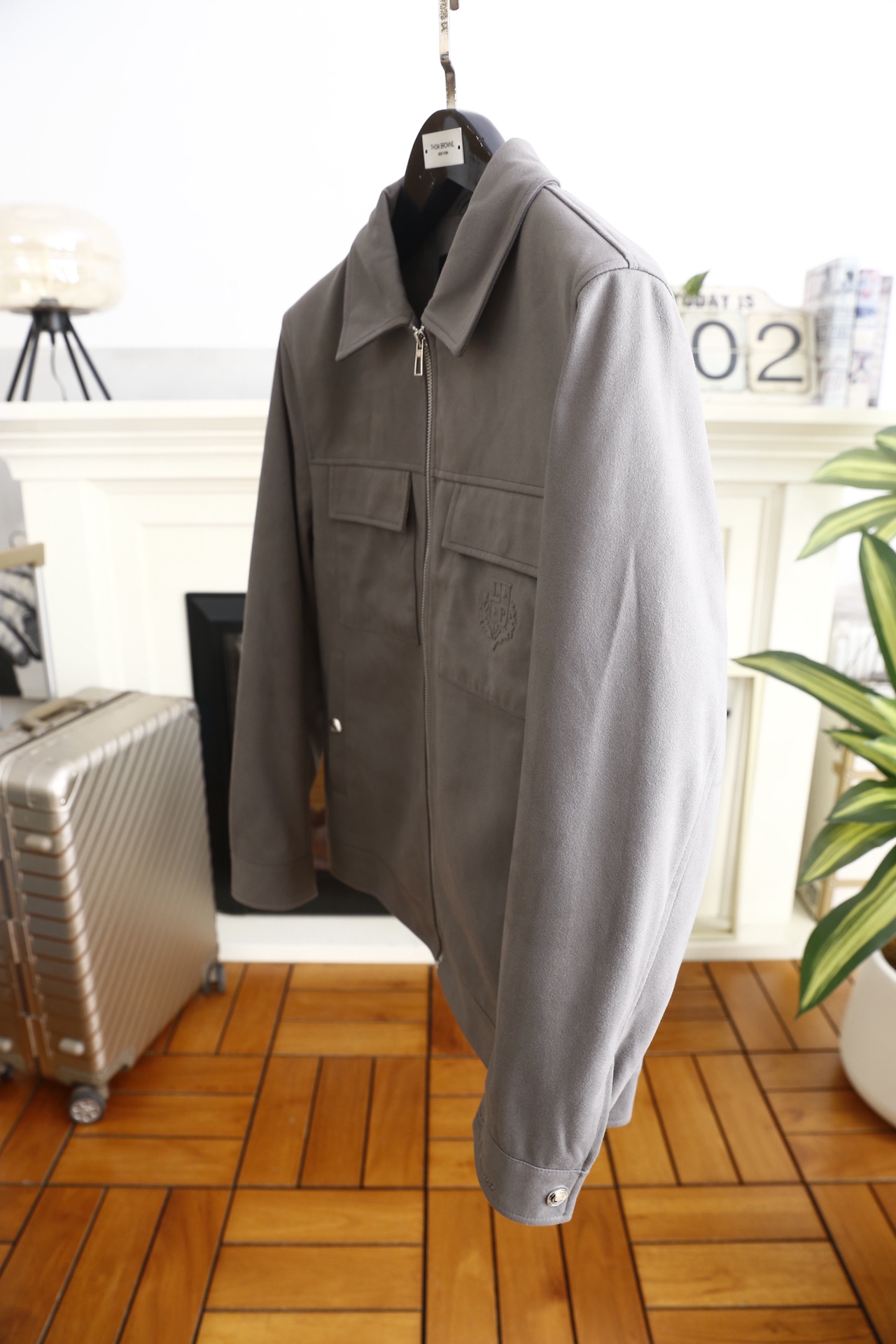 🔥lp🆕.25秋冬男士翻领夹克👍采用仿麂皮面料打造，触感柔软细腻且富有质感，具备良好的防风性与耐磨性；奢