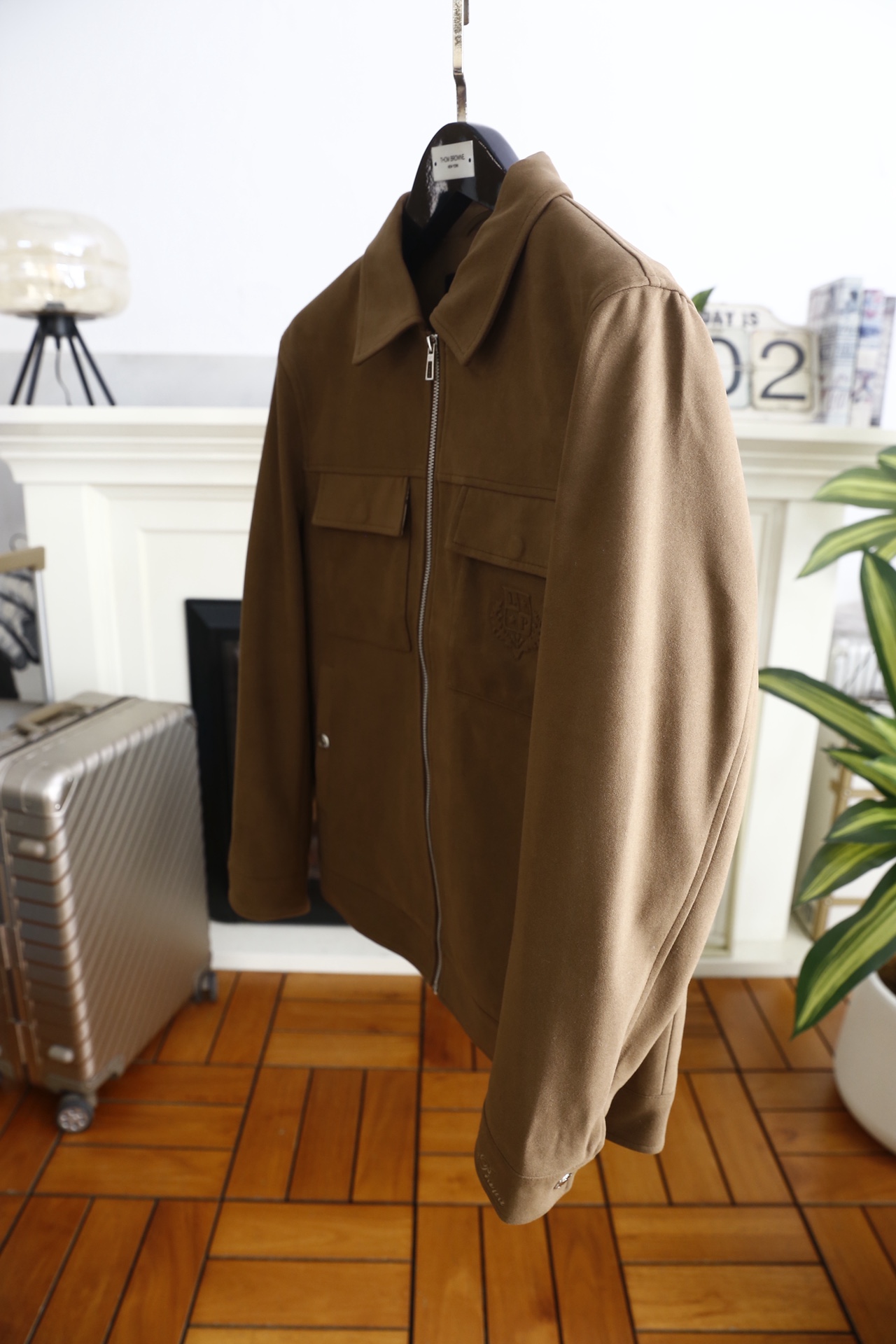 🔥lp🆕.25秋冬男士翻领夹克👍采用仿麂皮面料打造，触感柔软细腻且富有质感，具备良好的防风性与耐磨性；奢