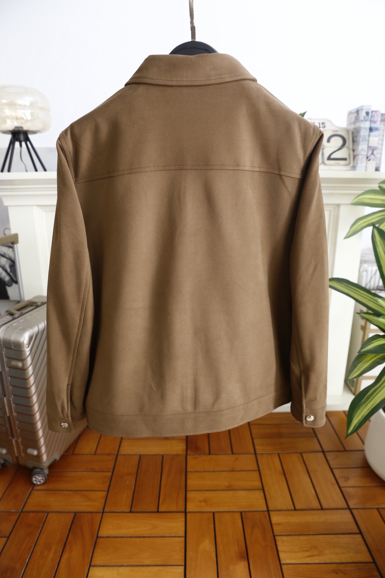 🔥lp🆕.25秋冬男士翻领夹克👍采用仿麂皮面料打造，触感柔软细腻且富有质感，具备良好的防风性与耐磨性；奢