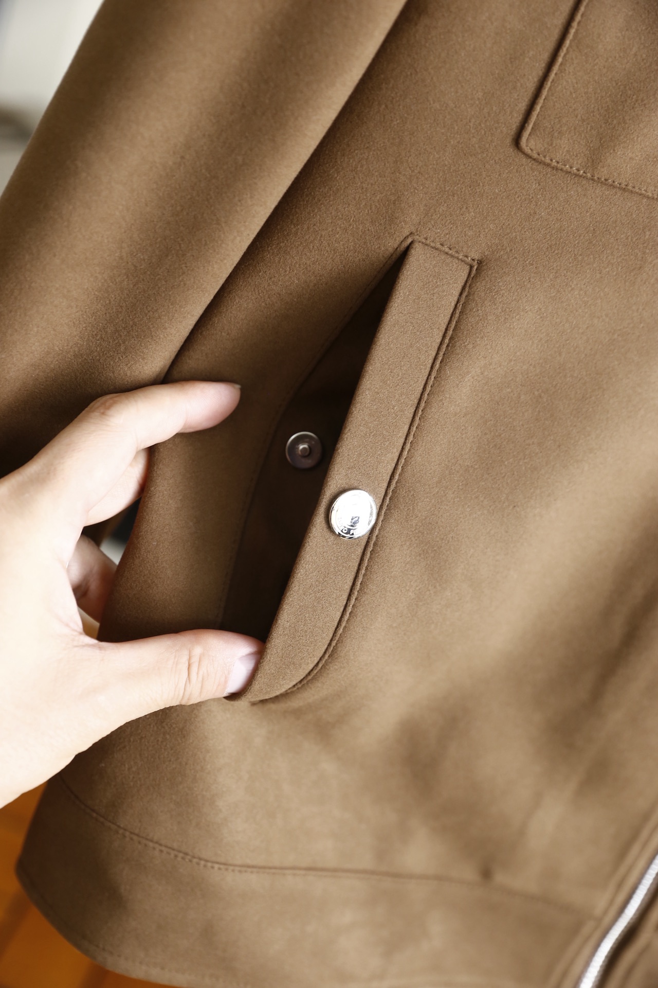 🔥lp🆕.25秋冬男士翻领夹克👍采用仿麂皮面料打造，触感柔软细腻且富有质感，具备良好的防风性与耐磨性；奢