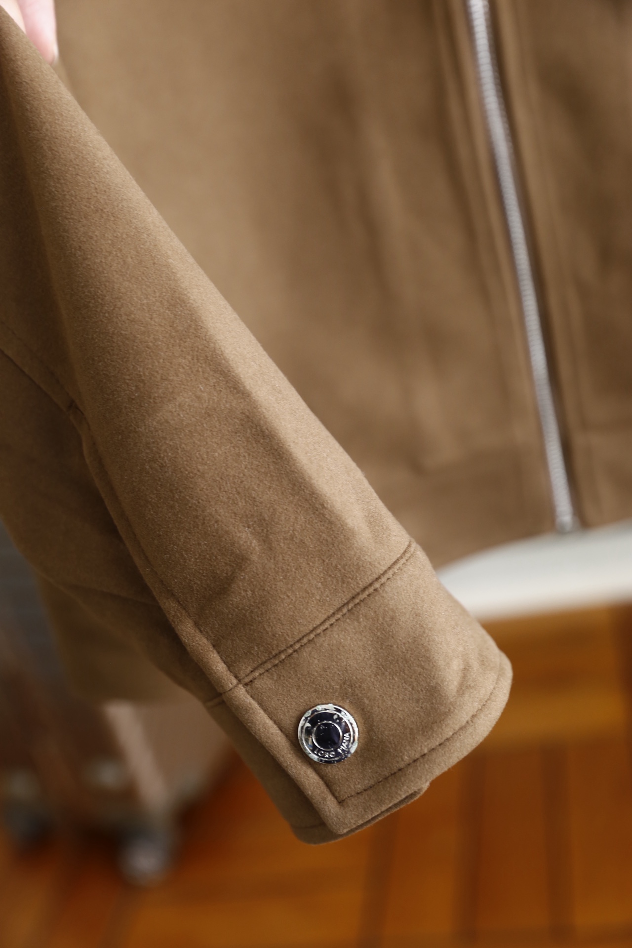 🔥lp🆕.25秋冬男士翻领夹克👍采用仿麂皮面料打造，触感柔软细腻且富有质感，具备良好的防风性与耐磨性；奢