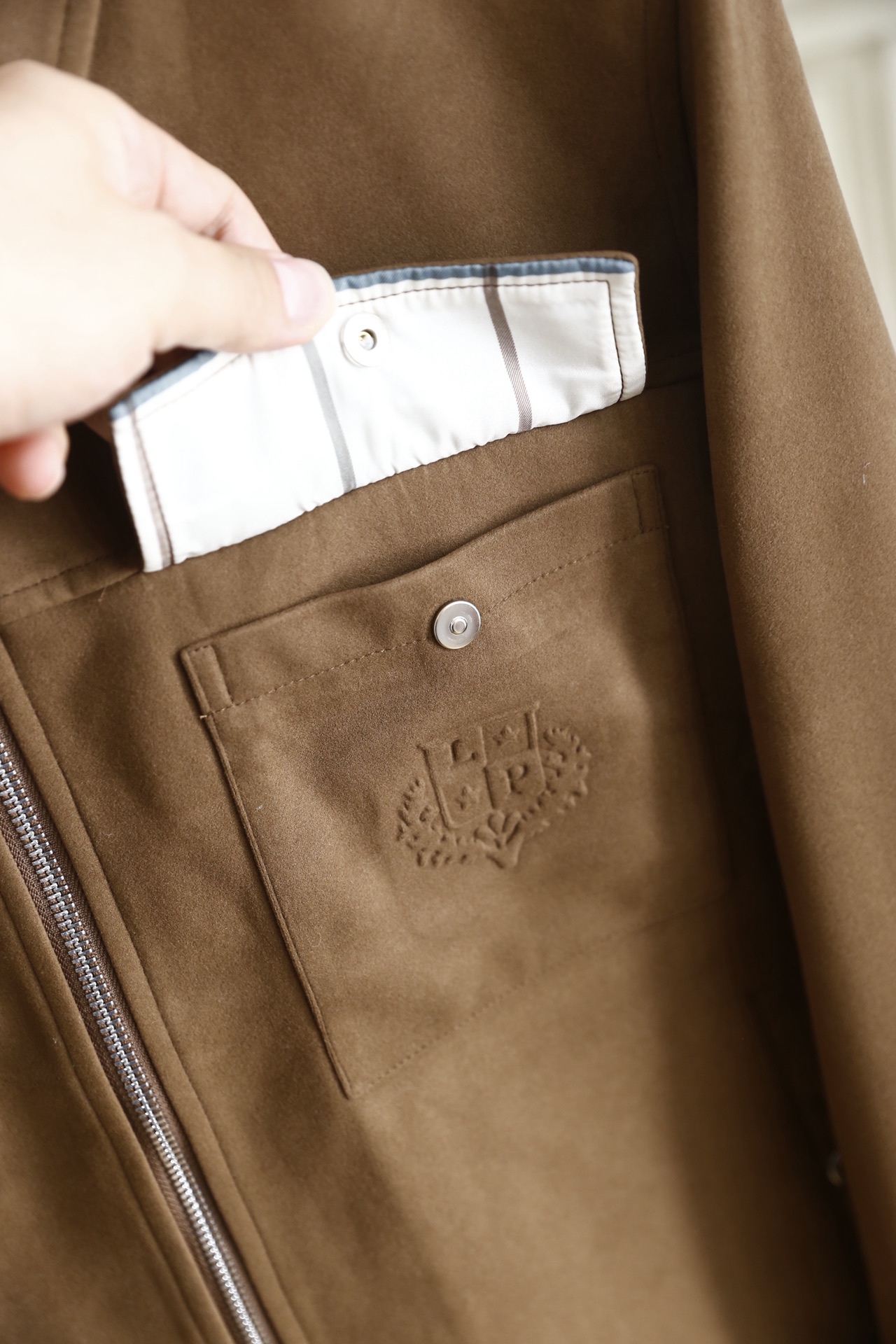 🔥lp🆕.25秋冬男士翻领夹克👍采用仿麂皮面料打造，触感柔软细腻且富有质感，具备良好的防风性与耐磨性；奢