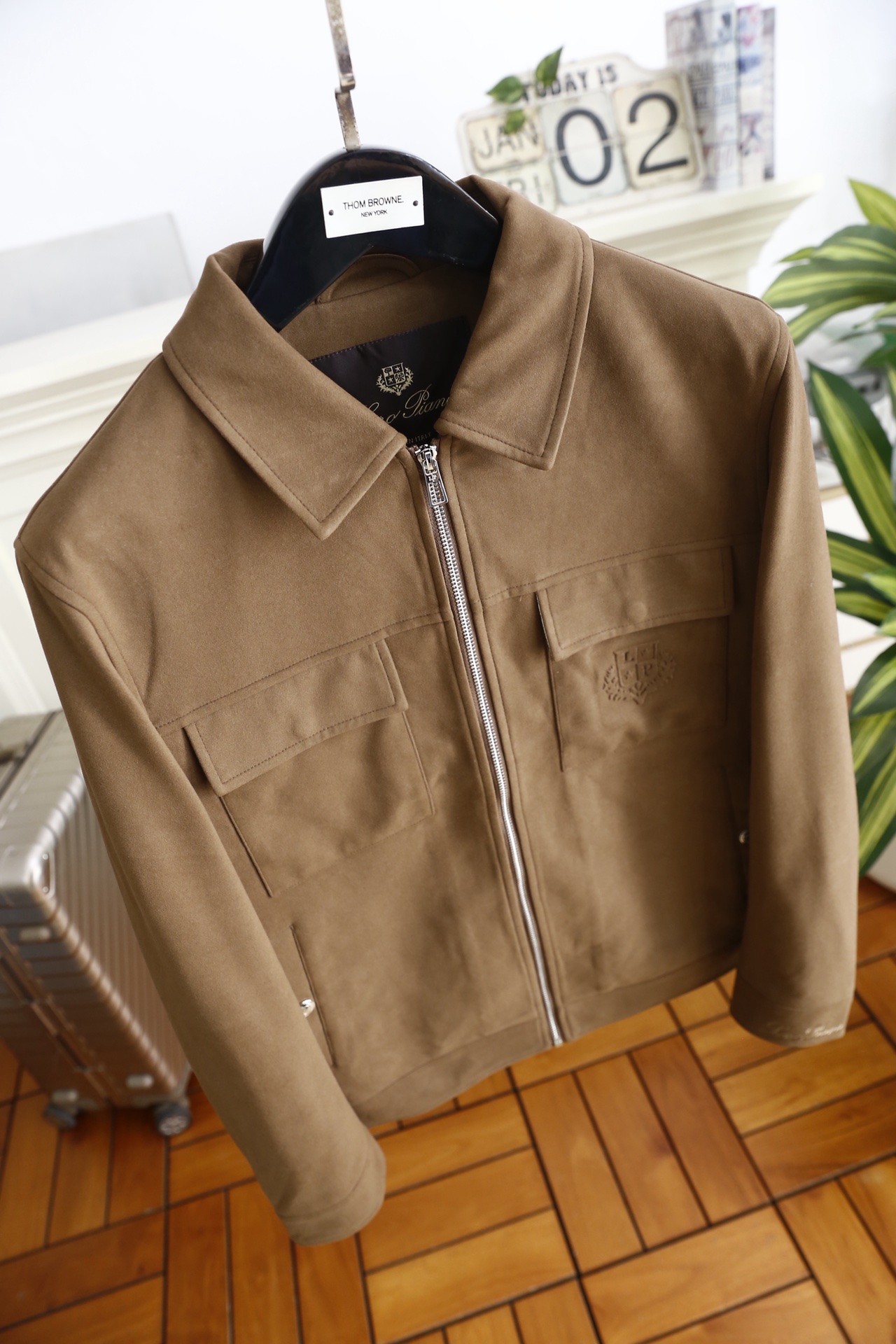 🔥lp🆕.25秋冬男士翻领夹克👍采用仿麂皮面料打造，触感柔软细腻且富有质感，具备良好的防风性与耐磨性；奢