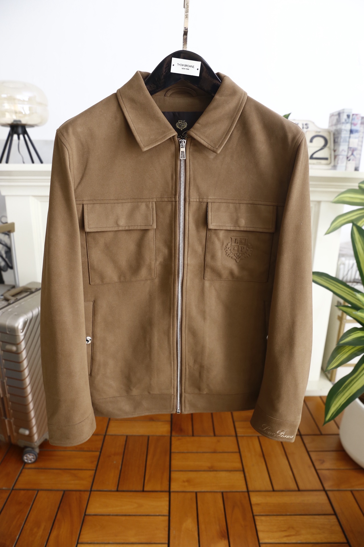 🔥lp🆕.25秋冬男士翻领夹克👍采用仿麂皮面料打造，触感柔软细腻且富有质感，具备良好的防风性与耐磨性；奢