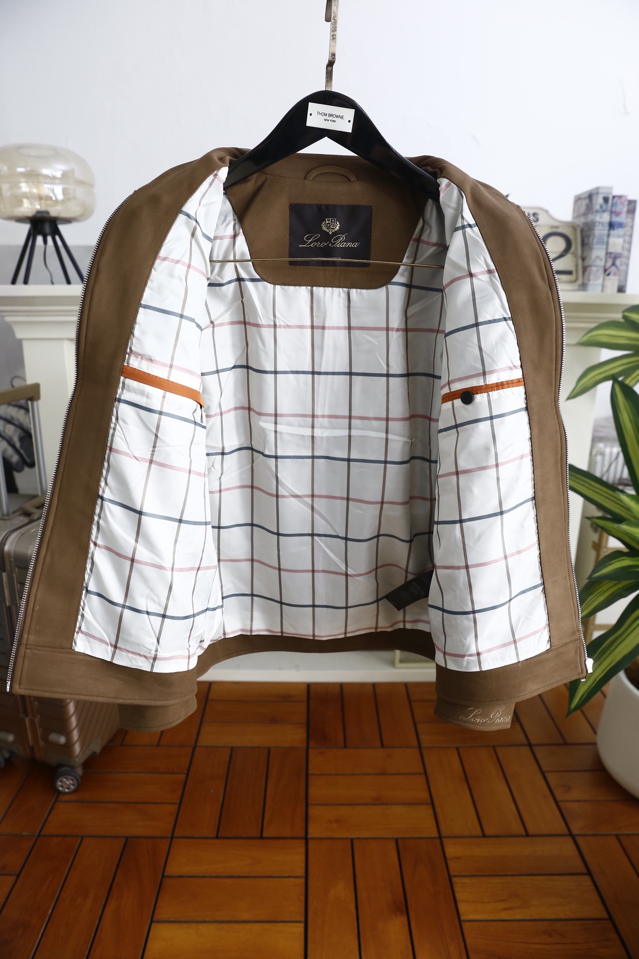 🔥lp🆕.25秋冬男士翻领夹克👍采用仿麂皮面料打造，触感柔软细腻且富有质感，具备良好的防风性与耐磨性；奢