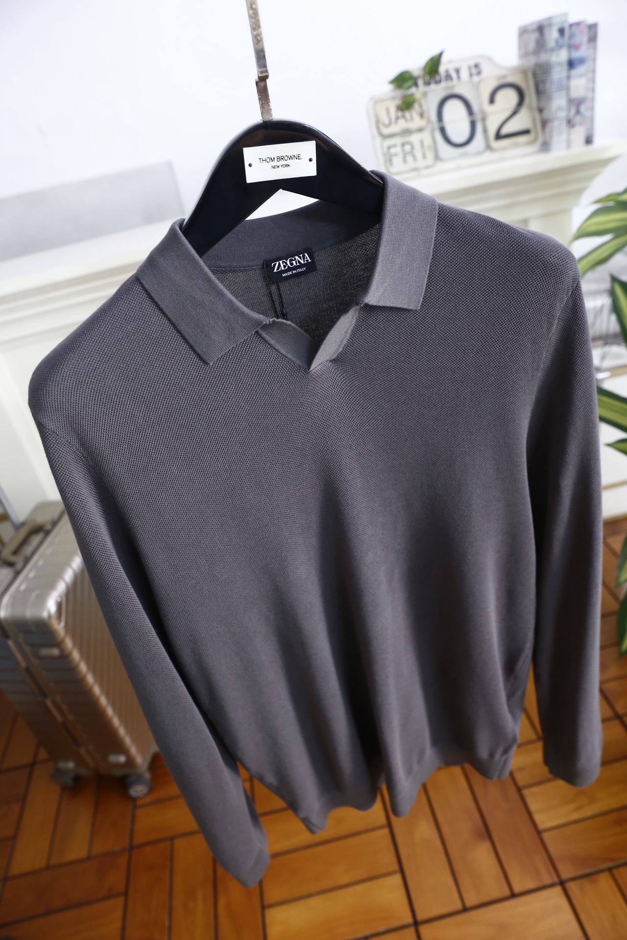 🔥杰尼亚.25秋冬男士翻领针织衫👍采用细密的针织混纺面料制作，触感顺滑且具备良好的亲肤性，透气排汗的同时