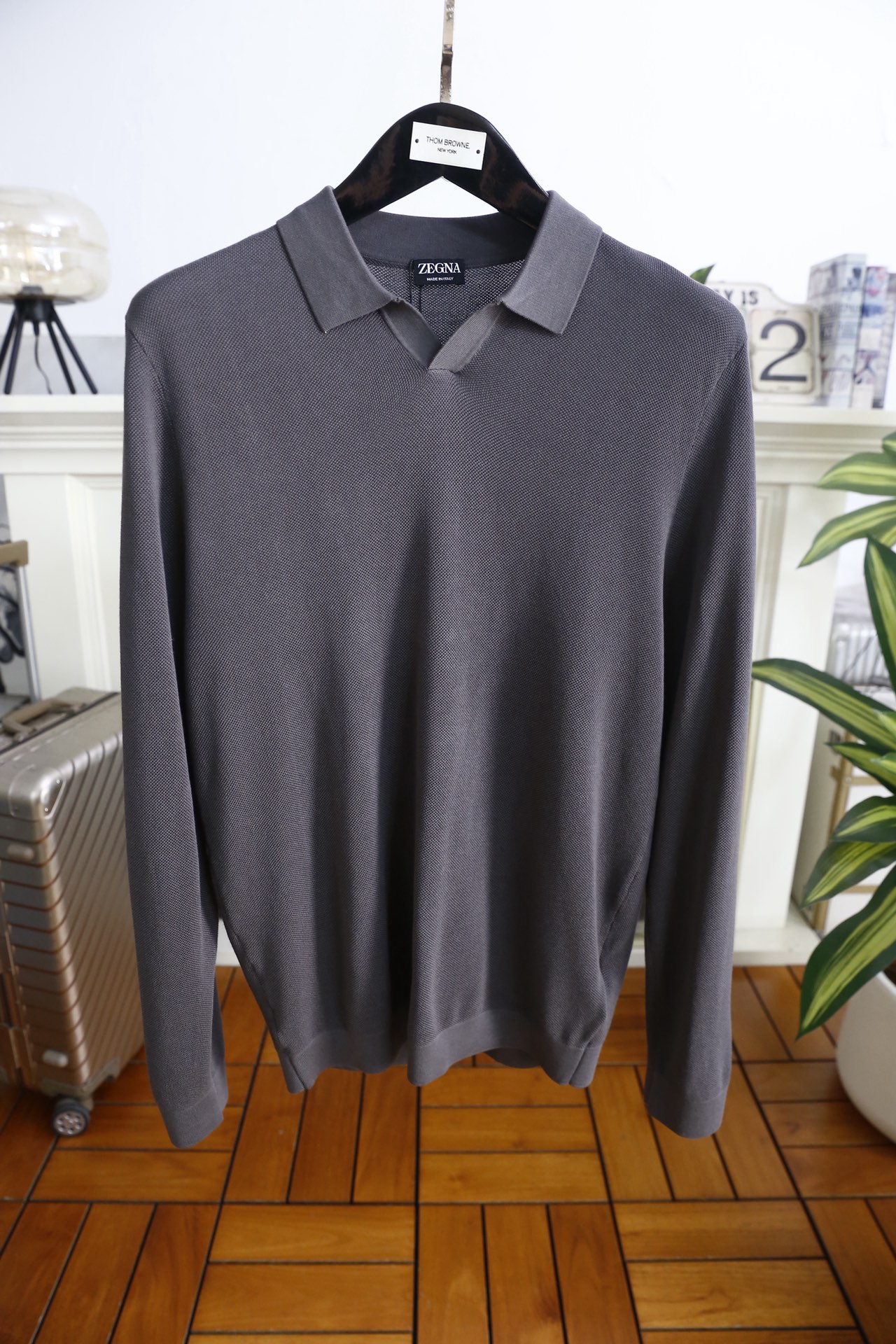 🔥杰尼亚.25秋冬男士翻领针织衫👍采用细密的针织混纺面料制作，触感顺滑且具备良好的亲肤性，透气排汗的同时