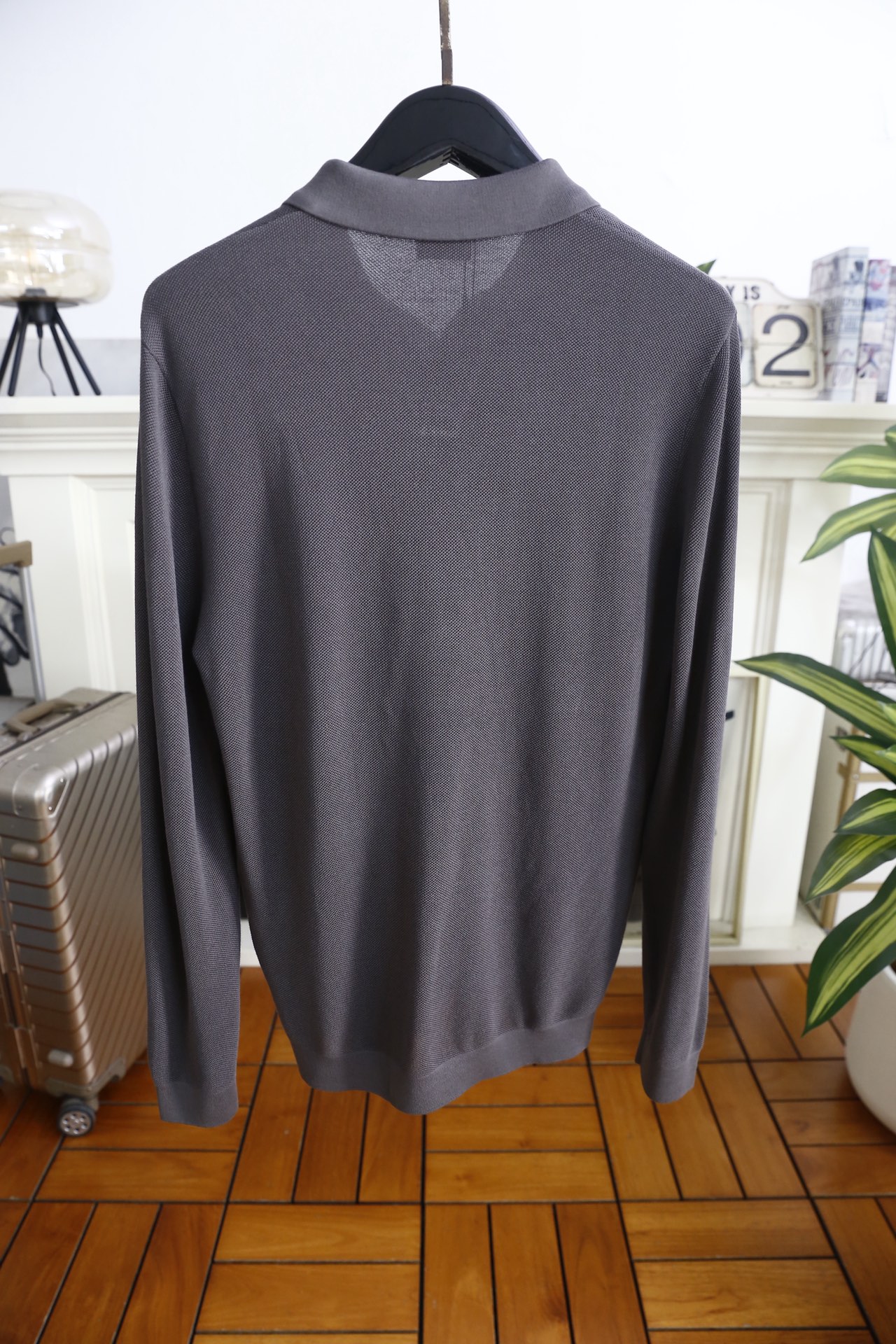 🔥杰尼亚.25秋冬男士翻领针织衫👍采用细密的针织混纺面料制作，触感顺滑且具备良好的亲肤性，透气排汗的同时