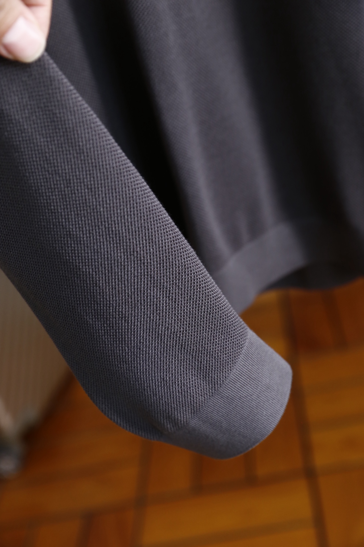 🔥杰尼亚.25秋冬男士翻领针织衫👍采用细密的针织混纺面料制作，触感顺滑且具备良好的亲肤性，透气排汗的同时