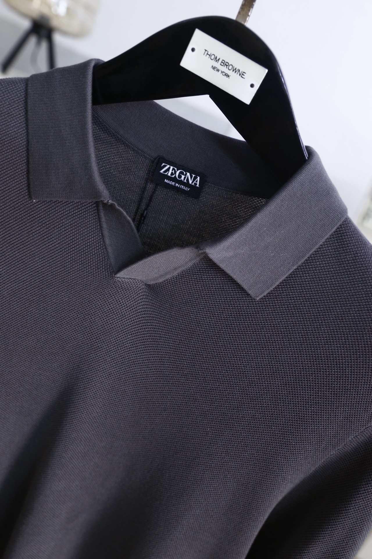 🔥杰尼亚.25秋冬男士翻领针织衫👍采用细密的针织混纺面料制作，触感顺滑且具备良好的亲肤性，透气排汗的同时