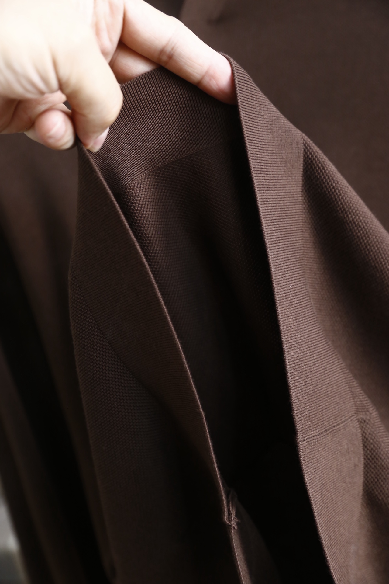 🔥杰尼亚.25秋冬男士翻领针织衫👍采用细密的针织混纺面料制作，触感顺滑且具备良好的亲肤性，透气排汗的同时