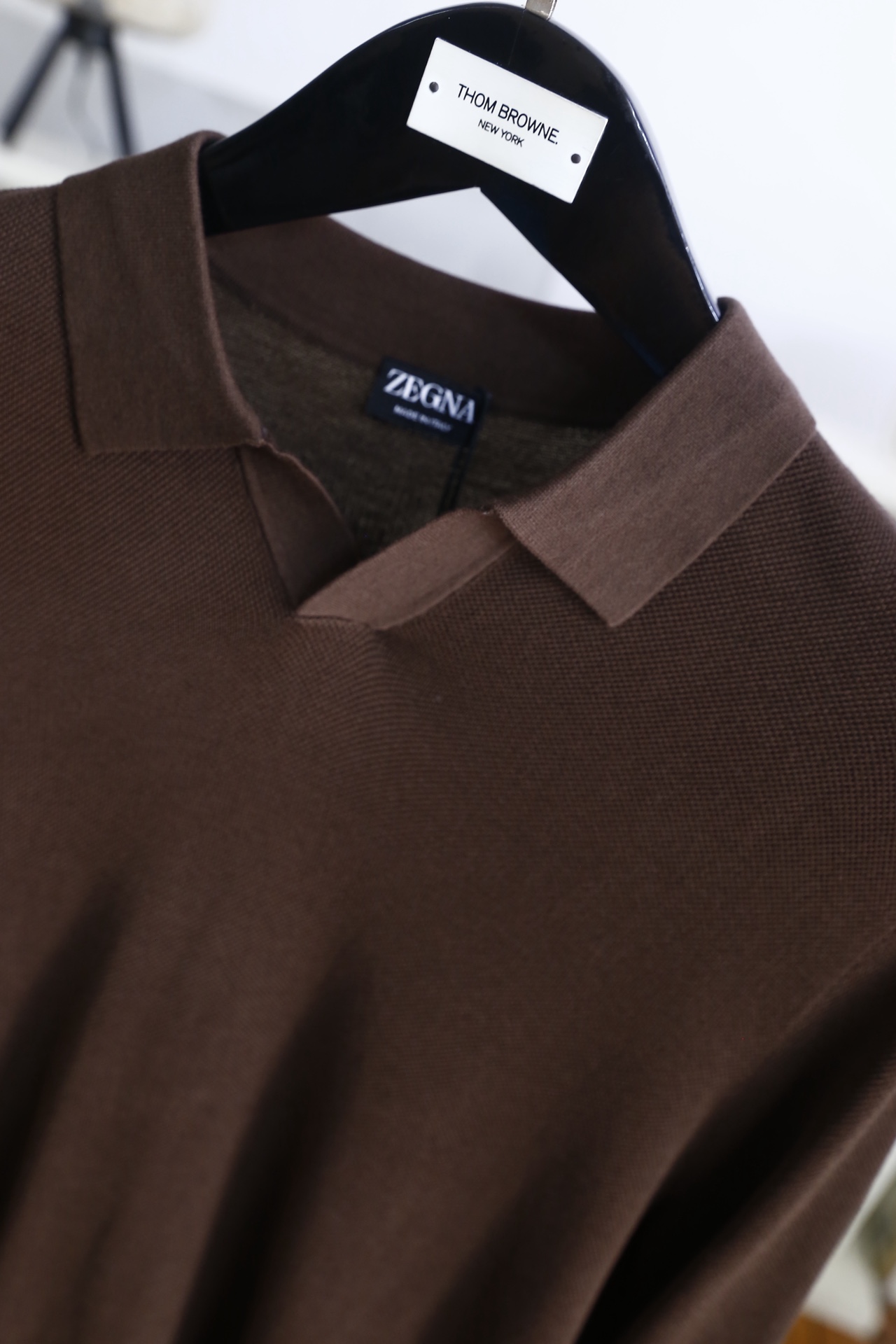 🔥杰尼亚.25秋冬男士翻领针织衫👍采用细密的针织混纺面料制作，触感顺滑且具备良好的亲肤性，透气排汗的同时