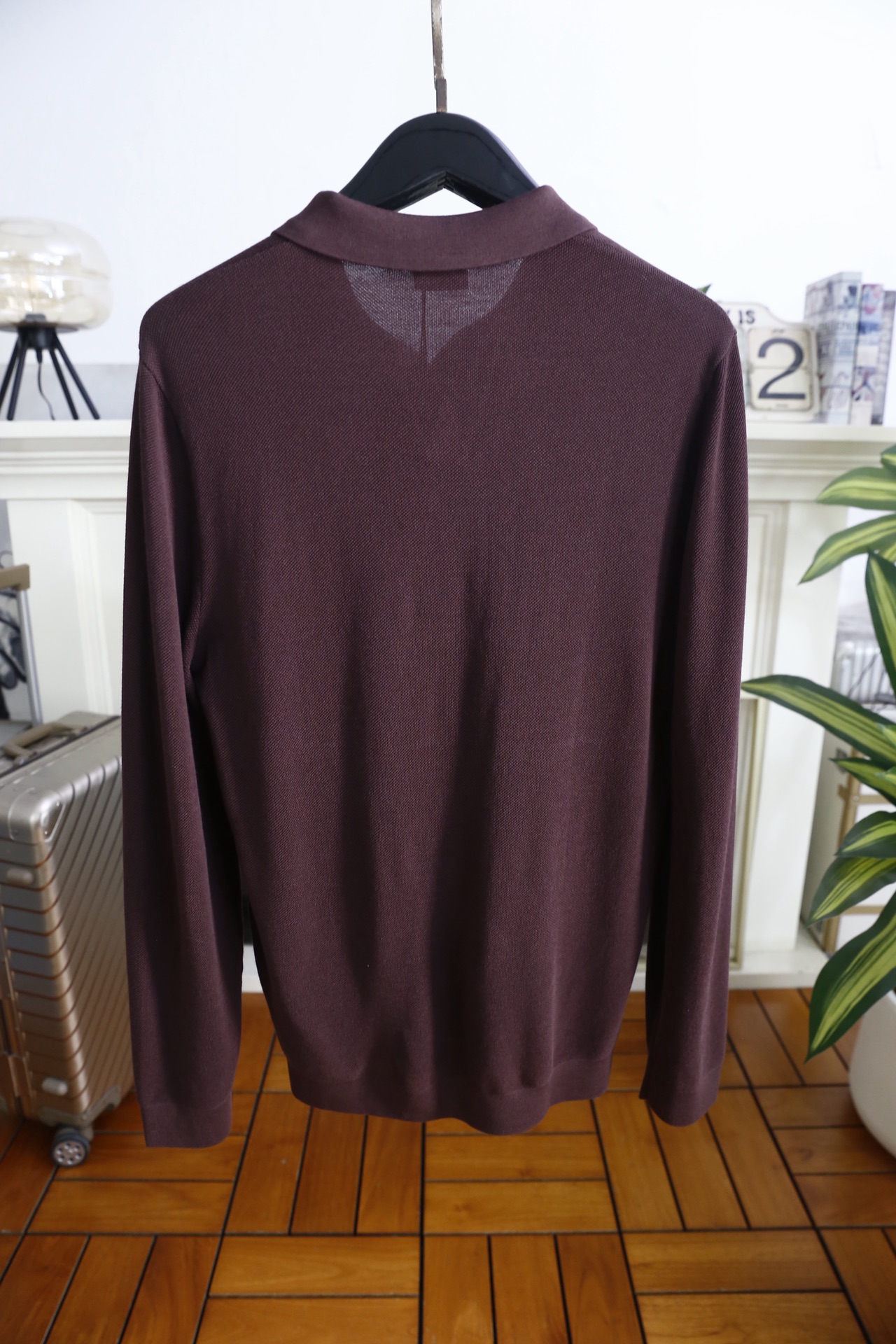 🔥杰尼亚.25秋冬男士翻领针织衫👍采用细密的针织混纺面料制作，触感顺滑且具备良好的亲肤性，透气排汗的同时