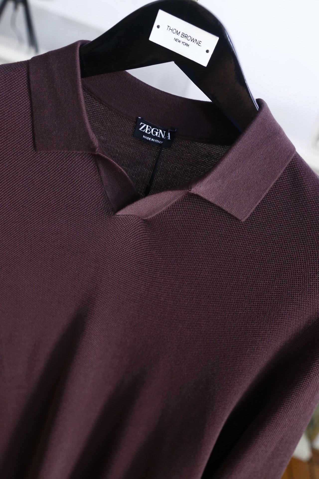 🔥杰尼亚.25秋冬男士翻领针织衫👍采用细密的针织混纺面料制作，触感顺滑且具备良好的亲肤性，透气排汗的同时