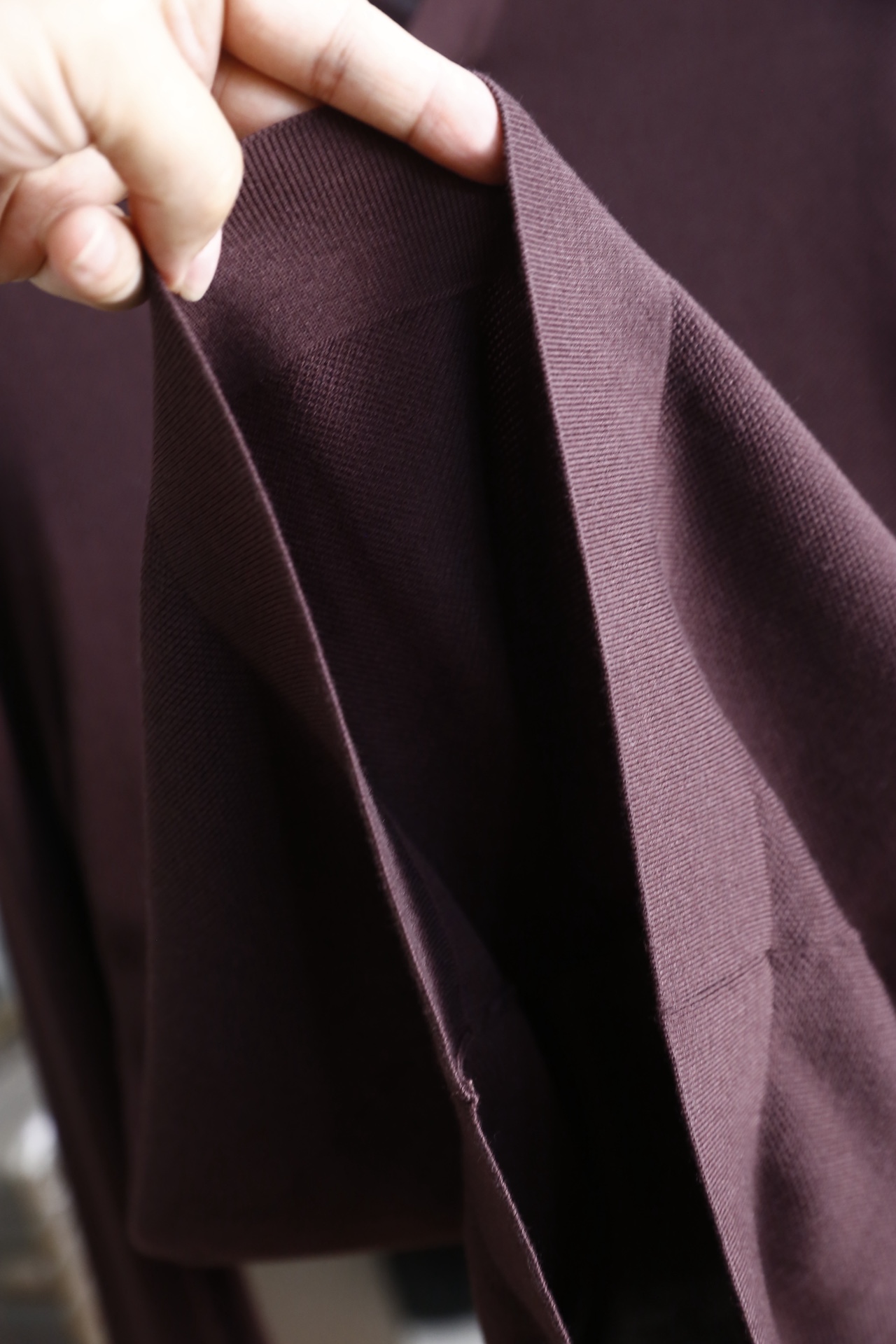 🔥杰尼亚.25秋冬男士翻领针织衫👍采用细密的针织混纺面料制作，触感顺滑且具备良好的亲肤性，透气排汗的同时