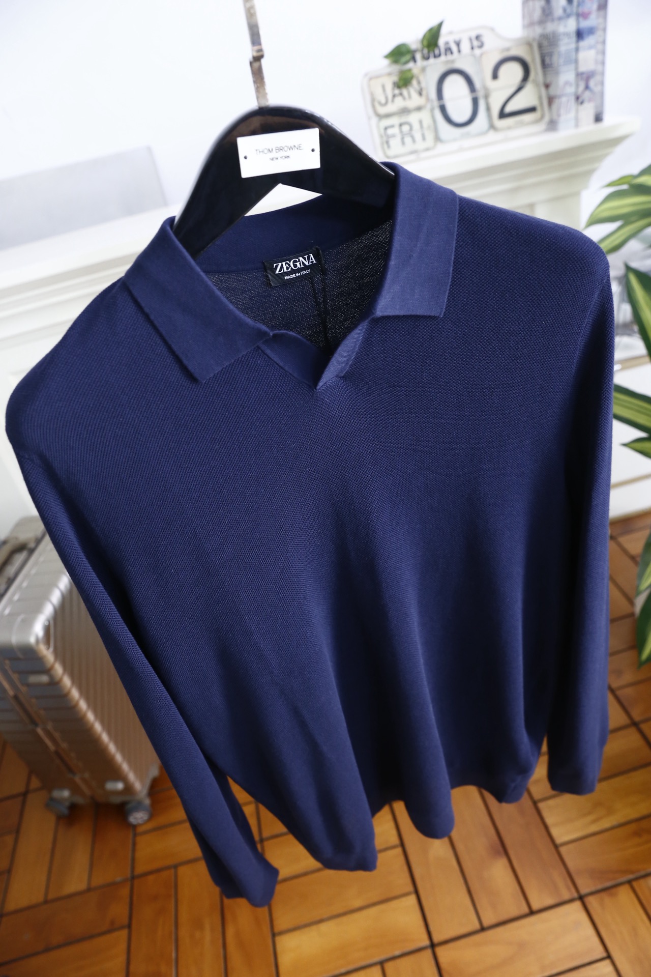 🔥杰尼亚.25秋冬男士翻领针织衫👍采用细密的针织混纺面料制作，触感顺滑且具备良好的亲肤性，透气排汗的同时