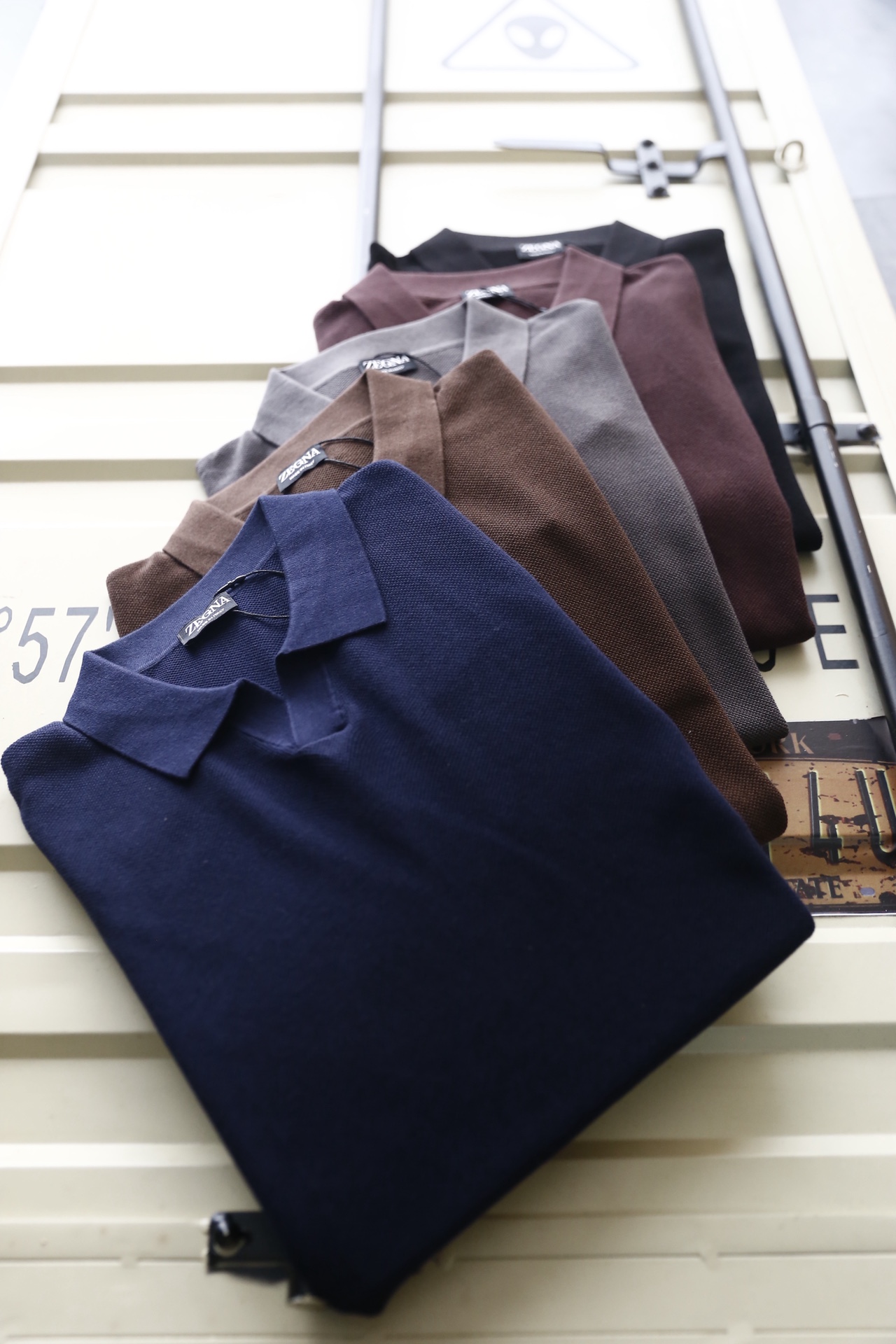 🔥杰尼亚.25秋冬男士翻领针织衫👍采用细密的针织混纺面料制作，触感顺滑且具备良好的亲肤性，透气排汗的同时