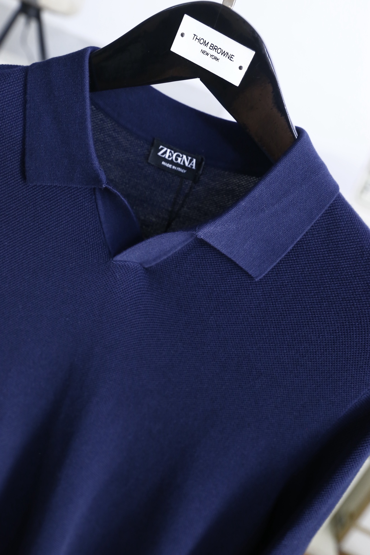 🔥杰尼亚.25秋冬男士翻领针织衫👍采用细密的针织混纺面料制作，触感顺滑且具备良好的亲肤性，透气排汗的同时