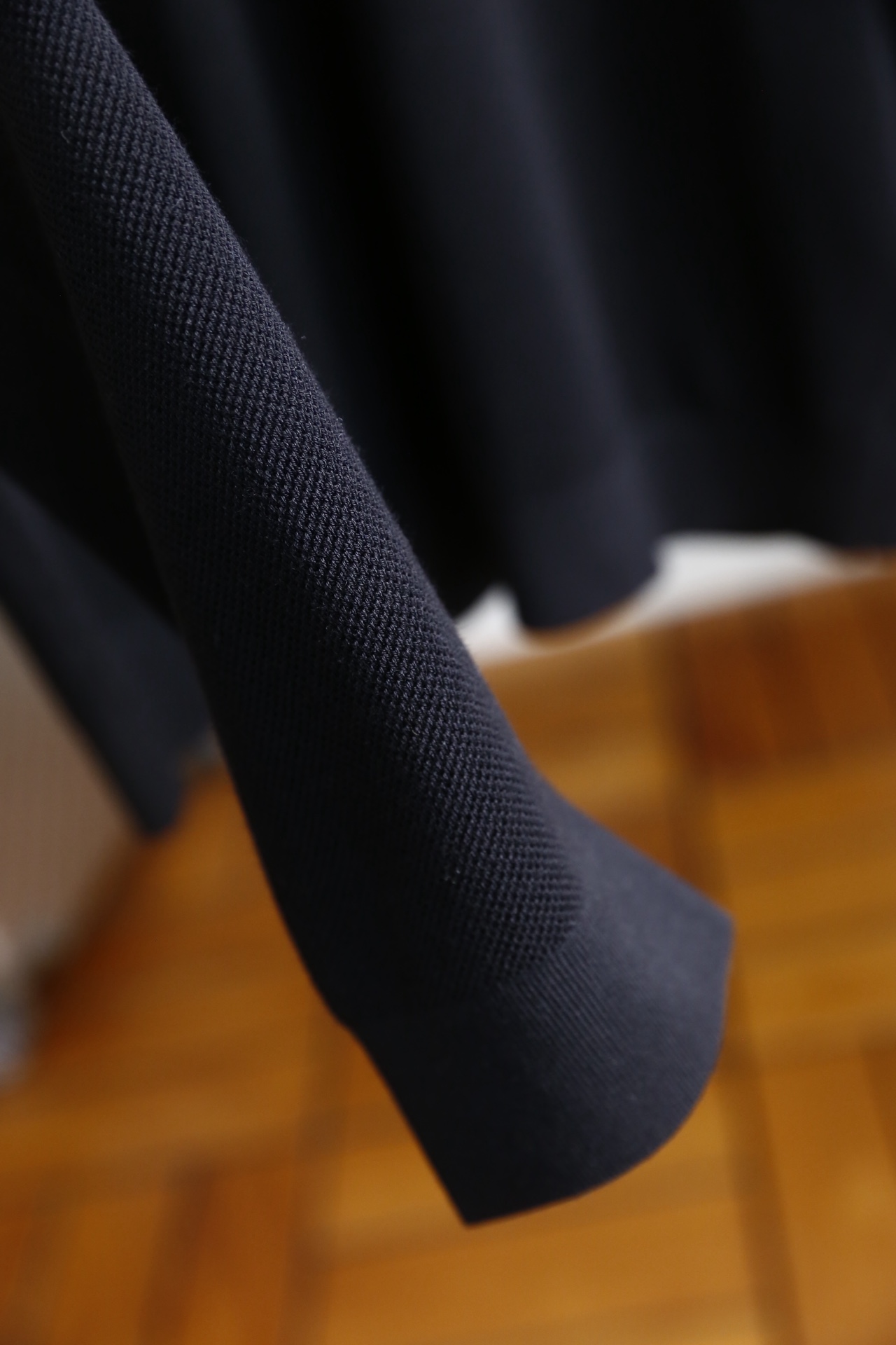 🔥杰尼亚.25秋冬男士翻领针织衫👍采用细密的针织混纺面料制作，触感顺滑且具备良好的亲肤性，透气排汗的同时