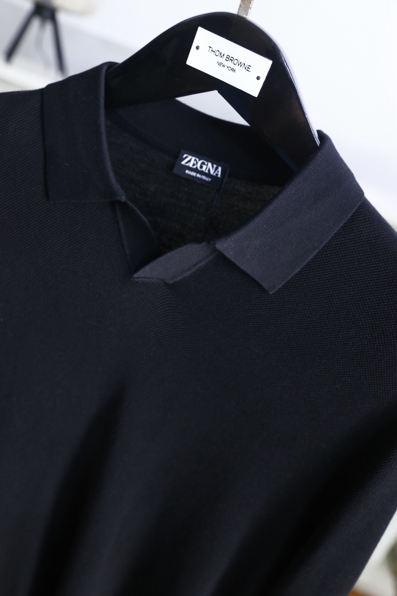 🔥杰尼亚.25秋冬男士翻领针织衫👍采用细密的针织混纺面料制作，触感顺滑且具备良好的亲肤性，透气排汗的同时