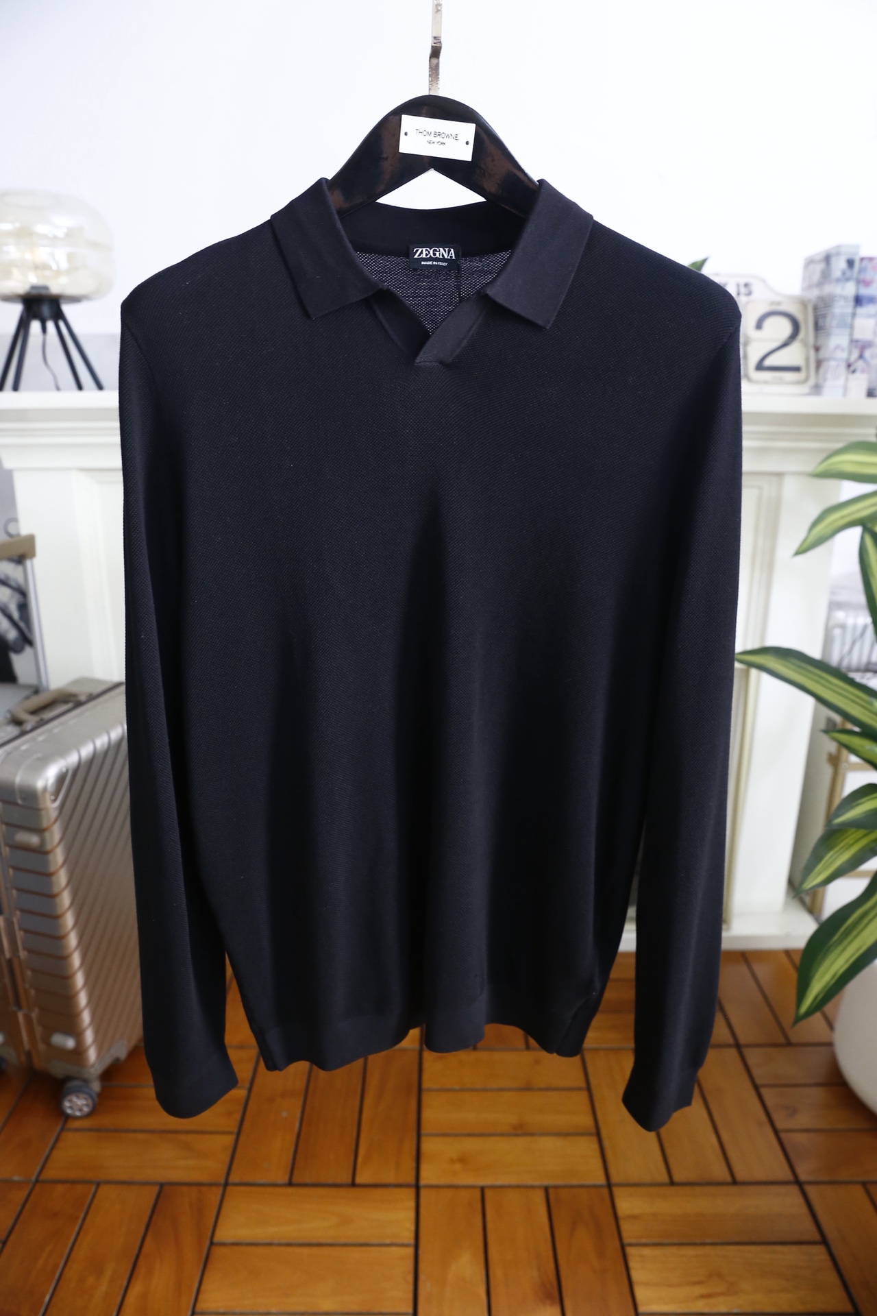 🔥杰尼亚.25秋冬男士翻领针织衫👍采用细密的针织混纺面料制作，触感顺滑且具备良好的亲肤性，透气排汗的同时