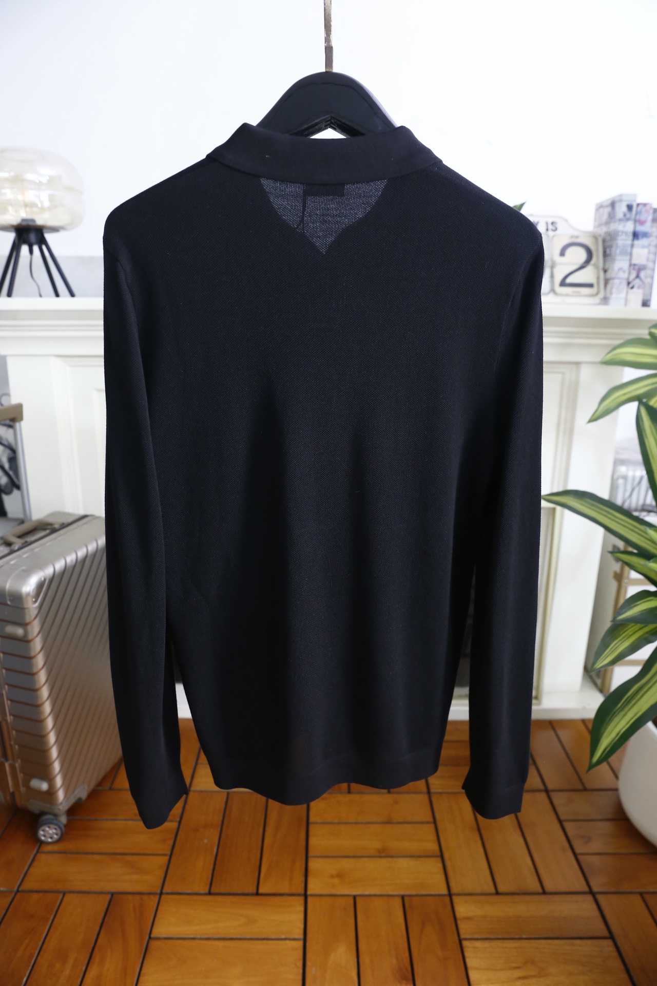 🔥杰尼亚.25秋冬男士翻领针织衫👍采用细密的针织混纺面料制作，触感顺滑且具备良好的亲肤性，透气排汗的同时