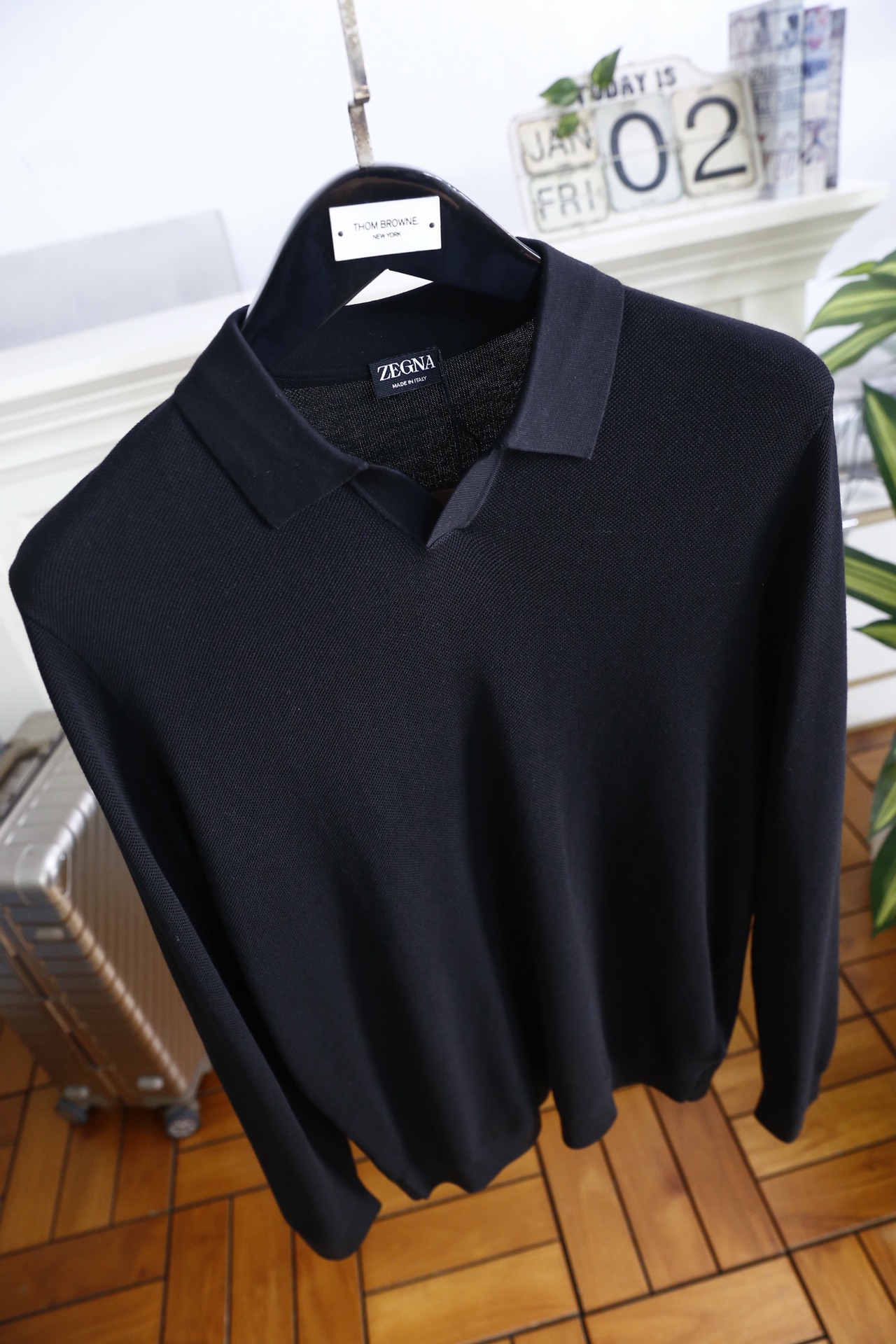 🔥杰尼亚.25秋冬男士翻领针织衫👍采用细密的针织混纺面料制作，触感顺滑且具备良好的亲肤性，透气排汗的同时