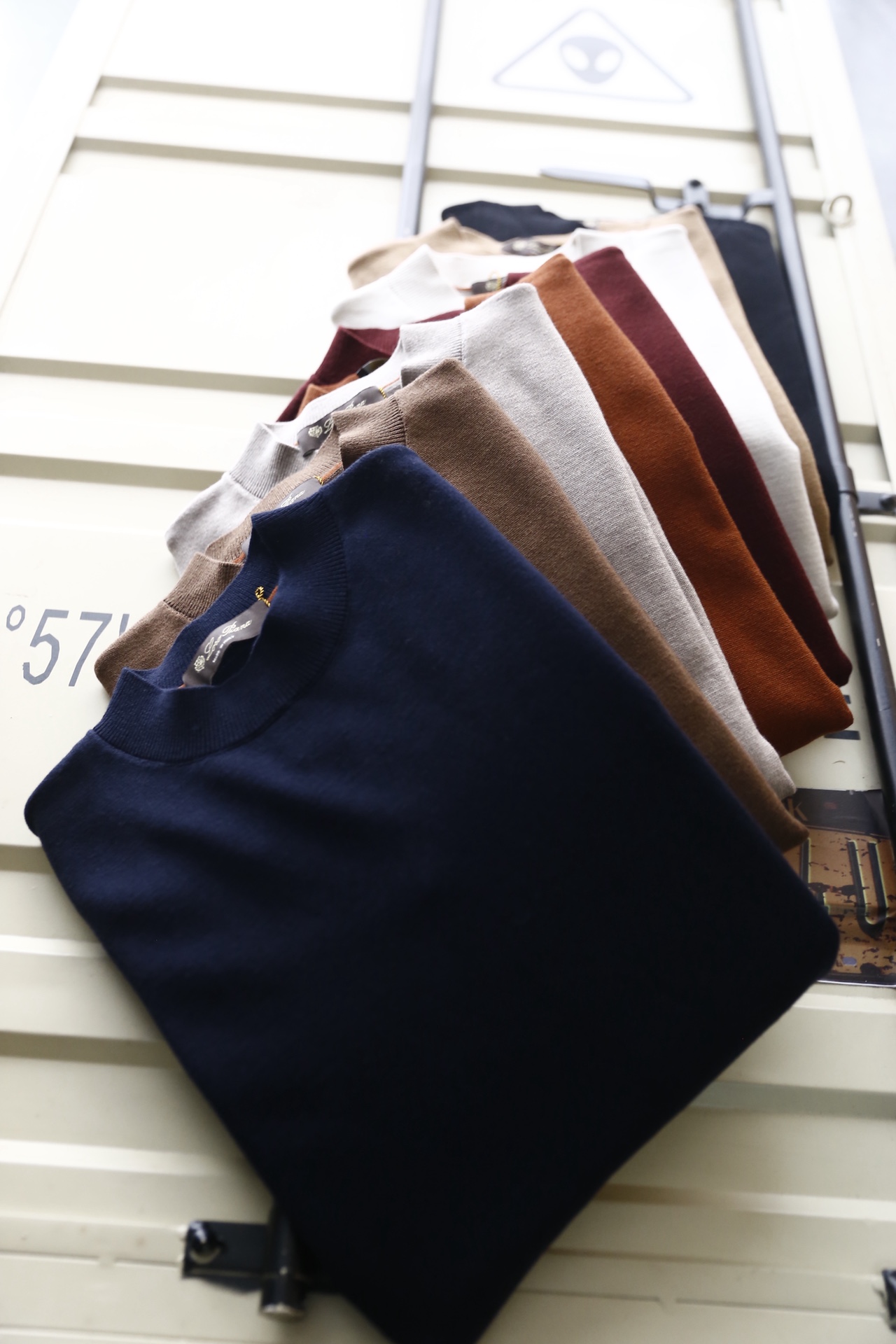 🔥lp🆕.25秋冬男士半高领针织毛衣，秋冬基础款内搭单品，整体风格简约百搭，适合秋冬穿着。它采用修身剪裁