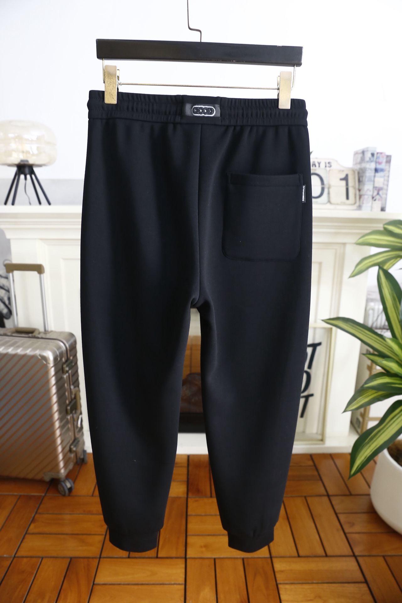 🔥原单.2025秋季时尚新品男士加绒休闲裤！采用进口舒适保暖面料，奢华经典定制LOGO设计 上身随意舒服