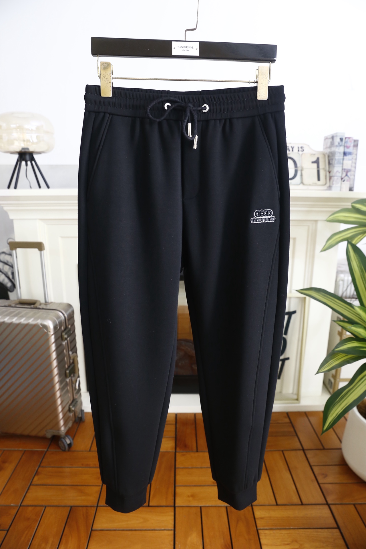 🔥原单.2025秋季时尚新品男士加绒休闲裤！采用进口舒适保暖面料，奢华经典定制LOGO设计 上身随意舒服