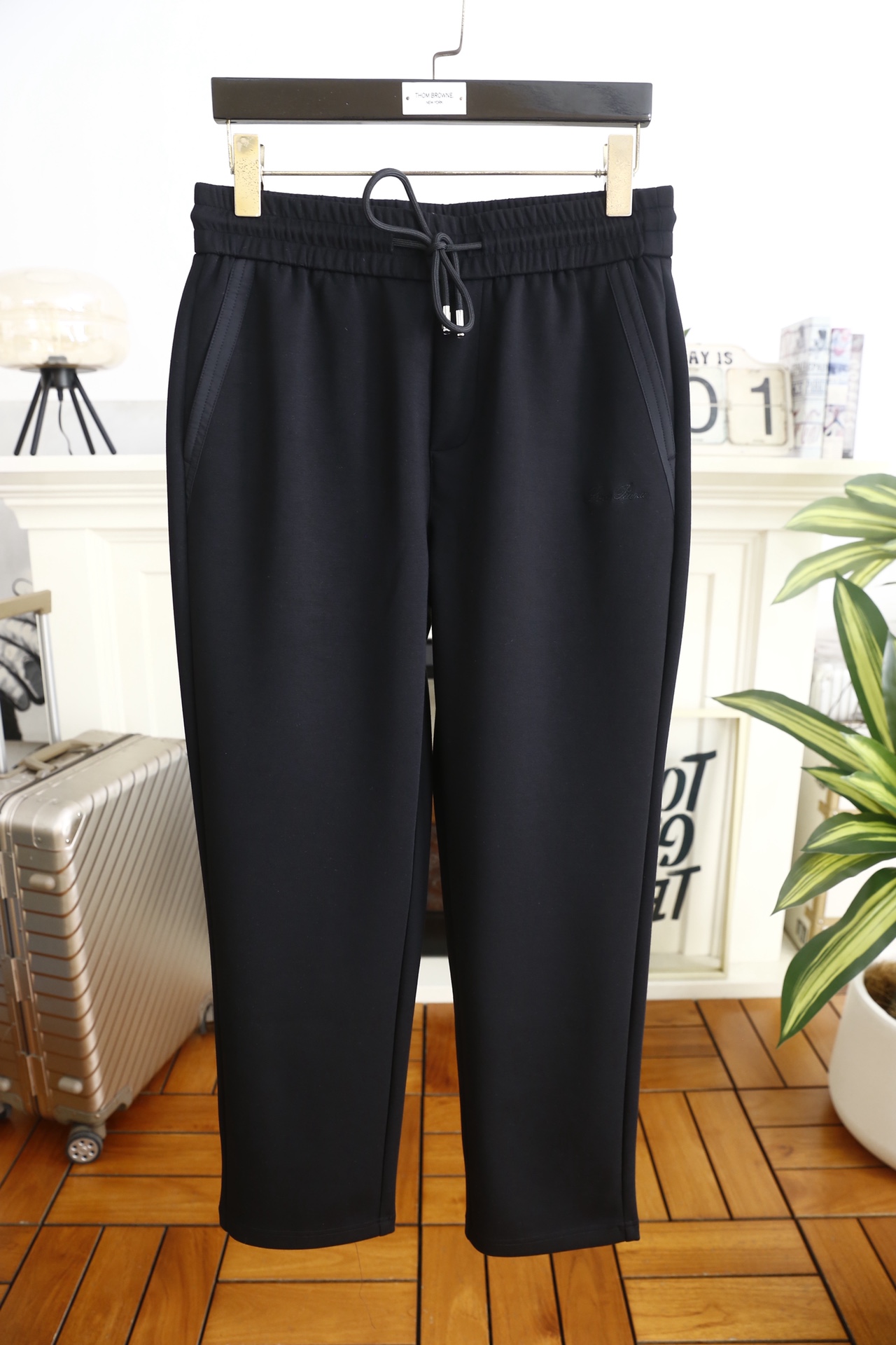 🔥lp🆕.25秋冬时尚新品男士休闲裤🆕采用舒适保暖面料，奢华经典品牌字母LOGO元素设计 上身随意舒服！